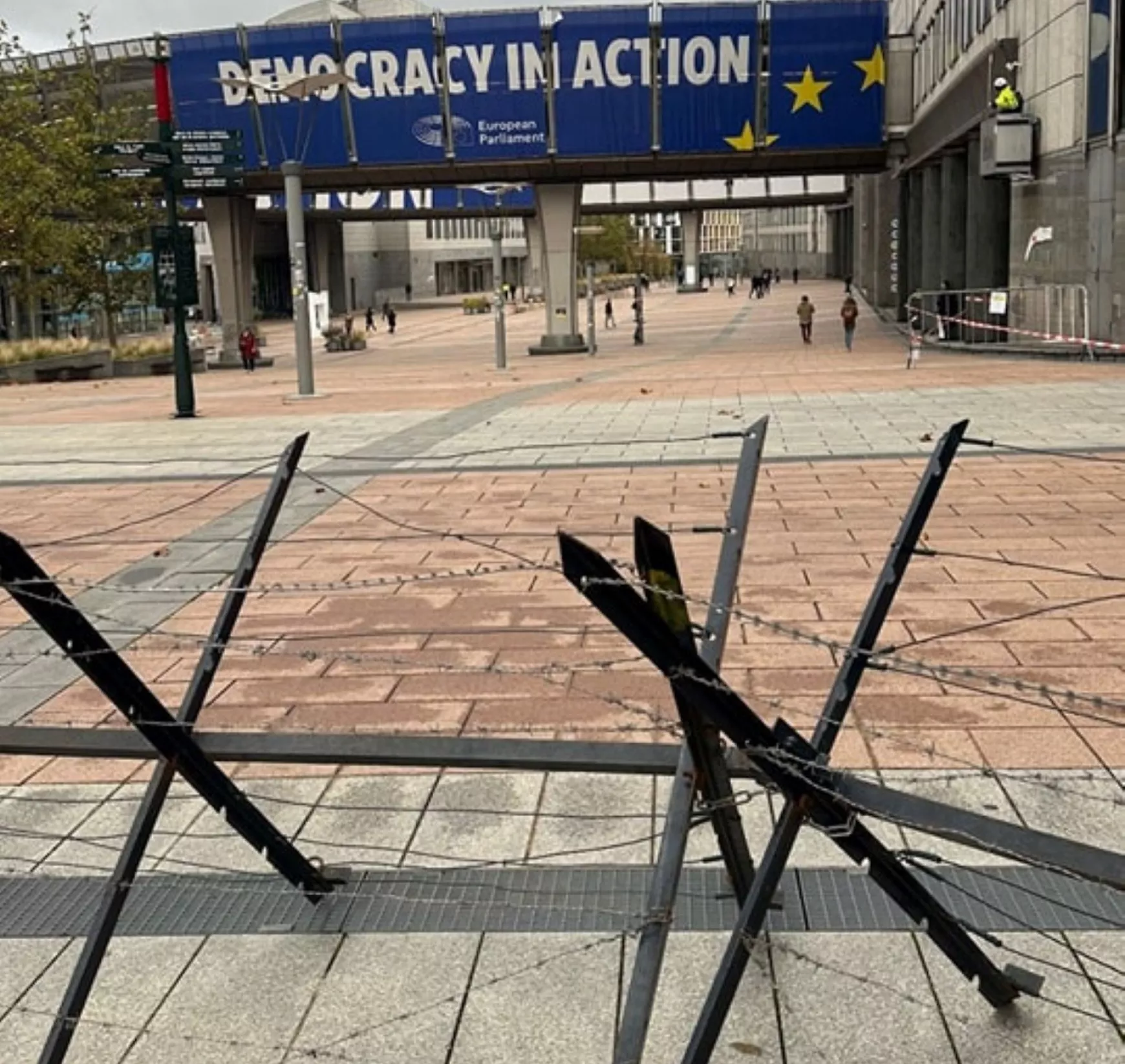 Szögesdrótós akadályok az Európa Parlament épülete előtt Brüsszelben