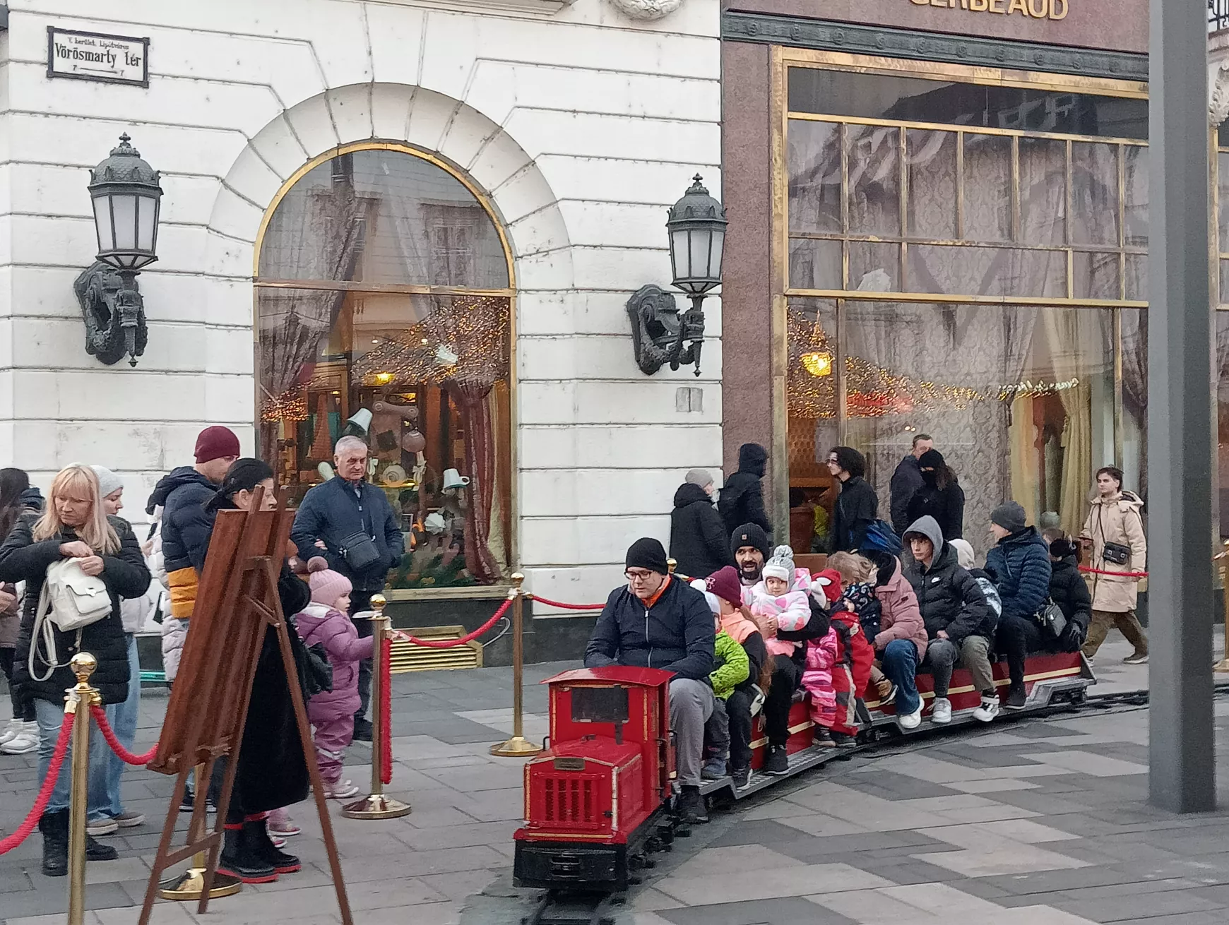 Pár napig még tart az ünnepi varázslat a budapesti vásárokban – KÉPEKKEL