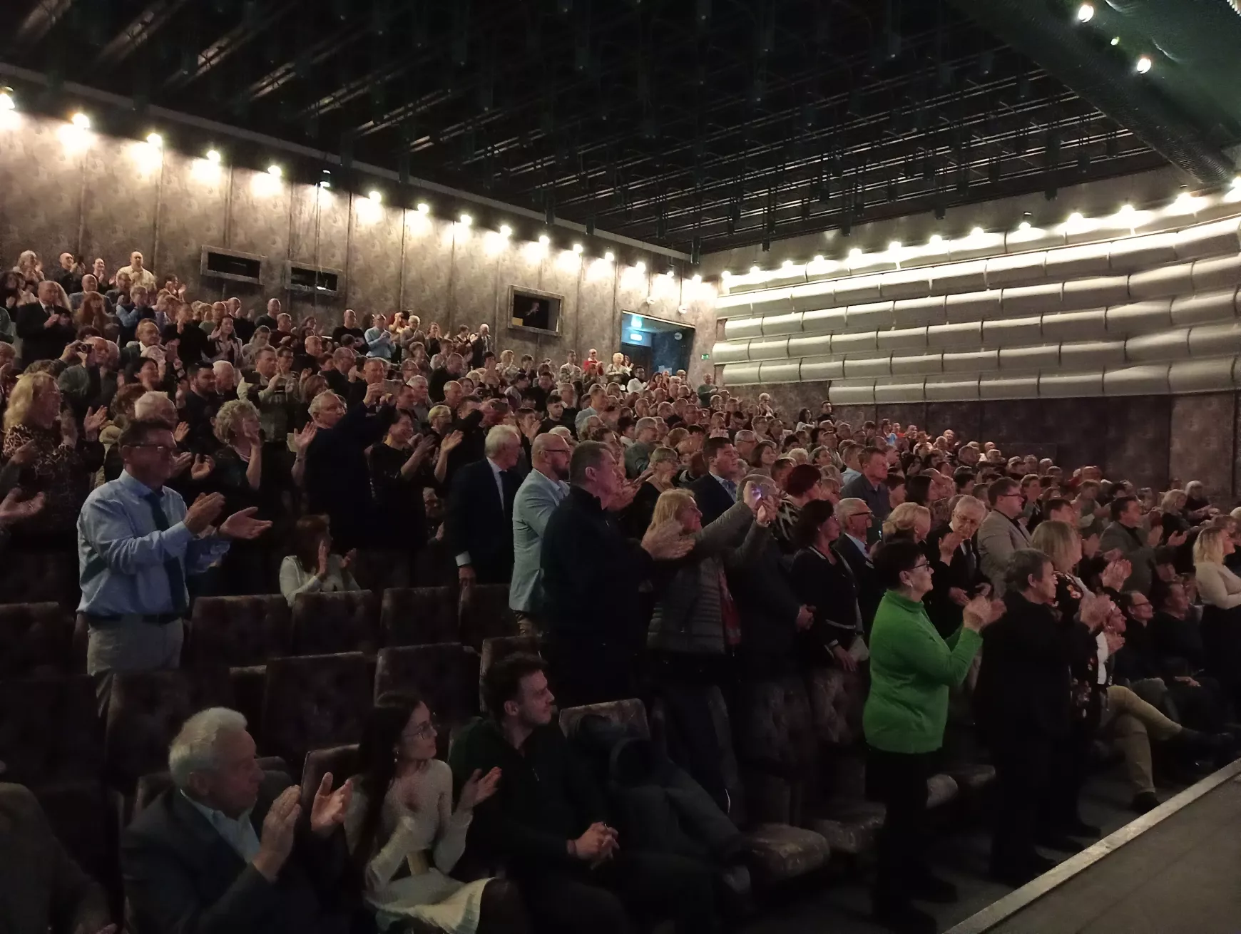 Jubiláló világhírű zenekar adott remek gálakoncertet Komáromban – KÉPEKKEL