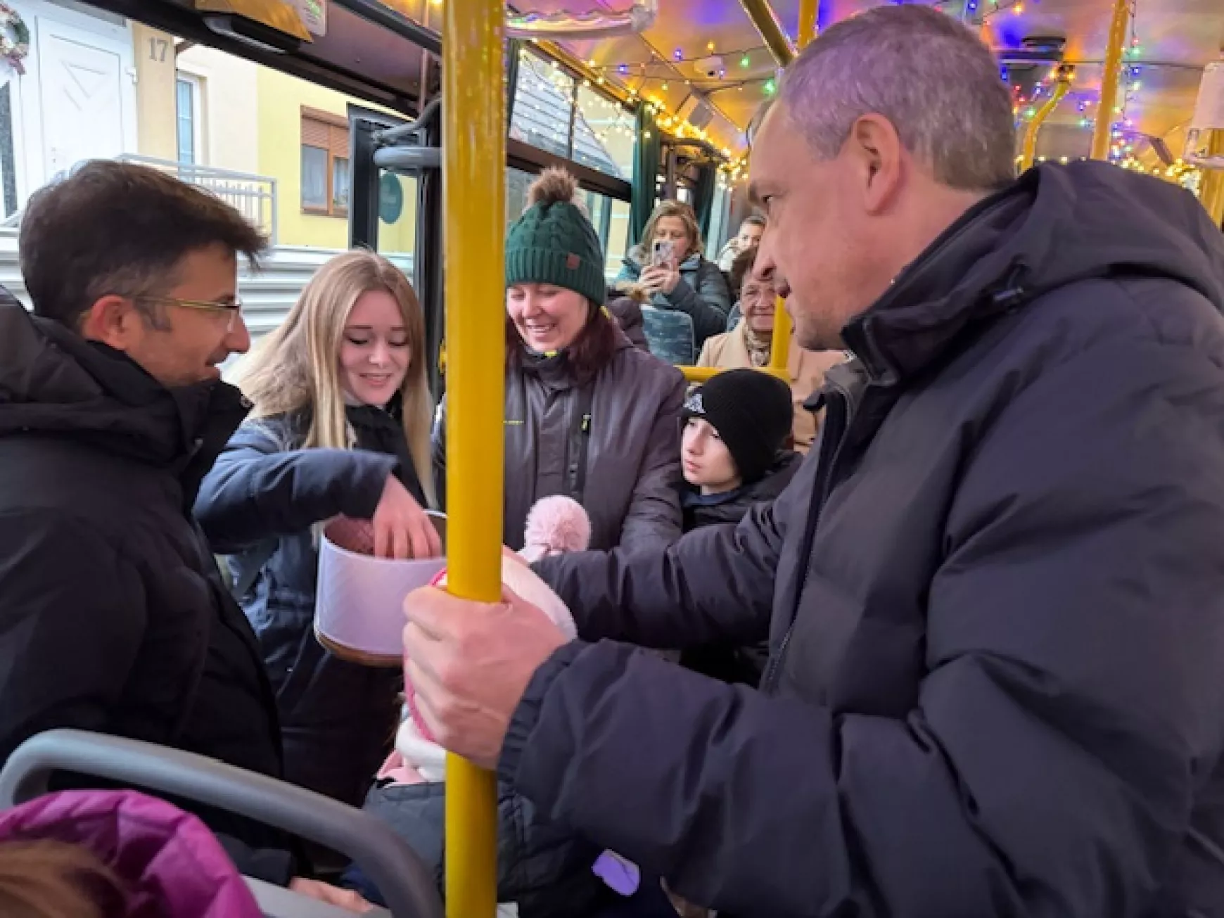 Mikulás napi csodák és ünnepi járatok Komáromban – KÉPEKKEL