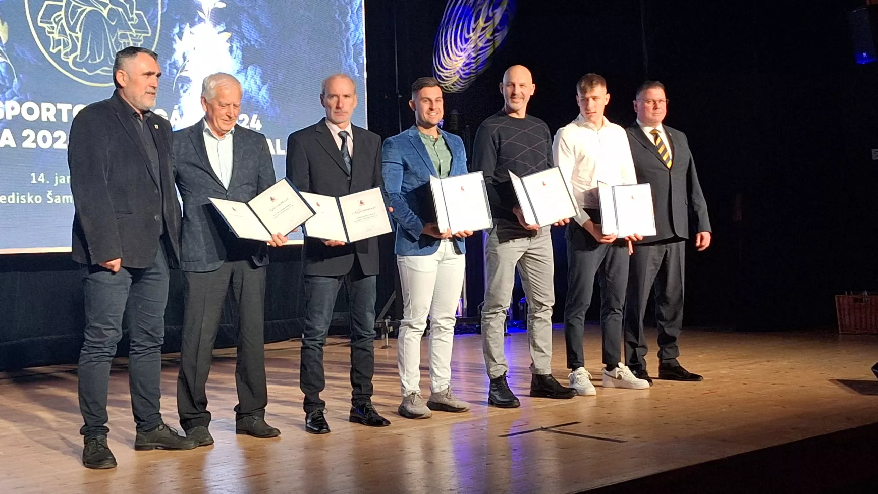 2024-ben-ot-sportklub-is-jubilalt-somorjan-fc-stk-tenisz-klub-stk-gladiator-birkozo-klub-tejfalusi-torna-egylet-somorjai-kosarlabda-klub-vezetoiknek-orosz-csaba-es-duducz-tibor-nyujtott-at
