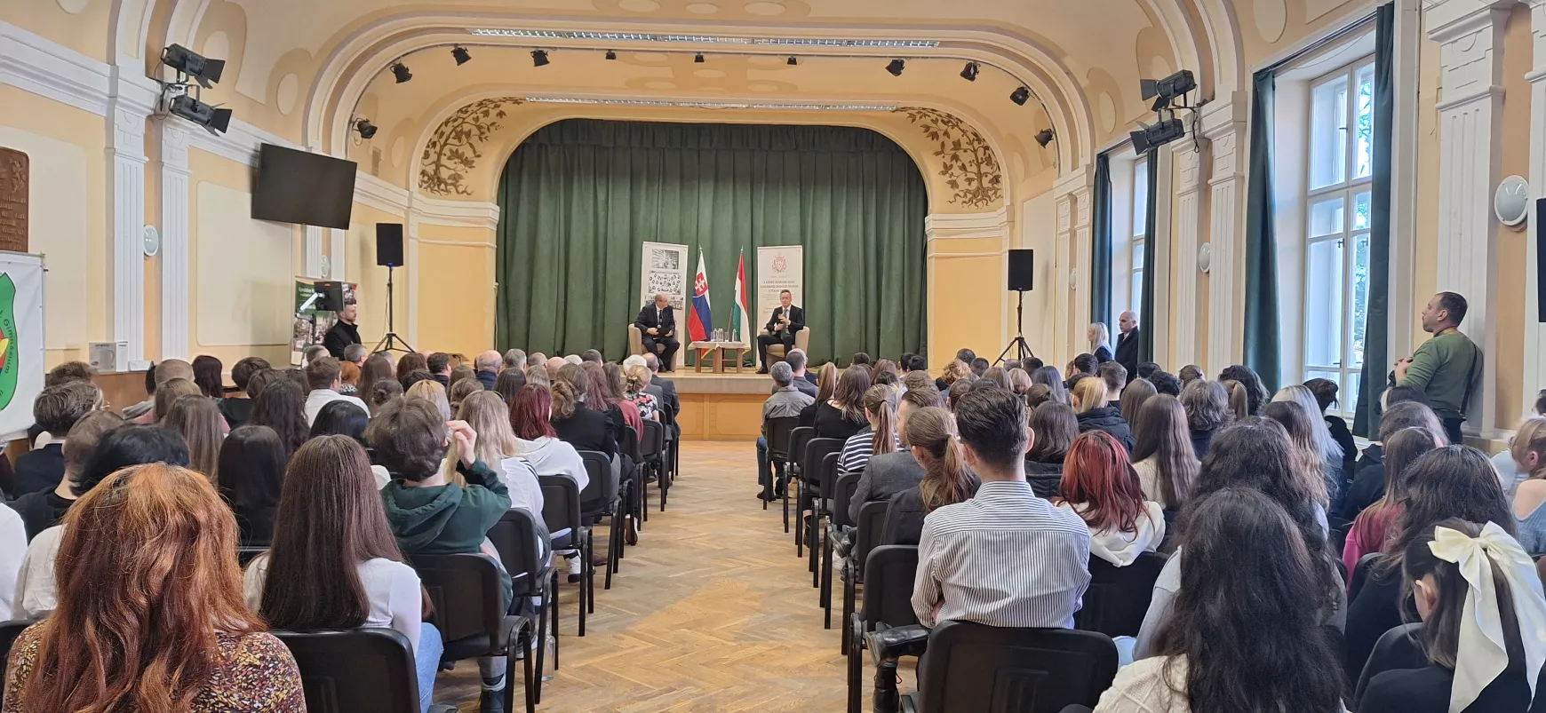 Szijjártó Péter és Andruskó Imre beszélgetése a Sele János Gimnázium aulájában 