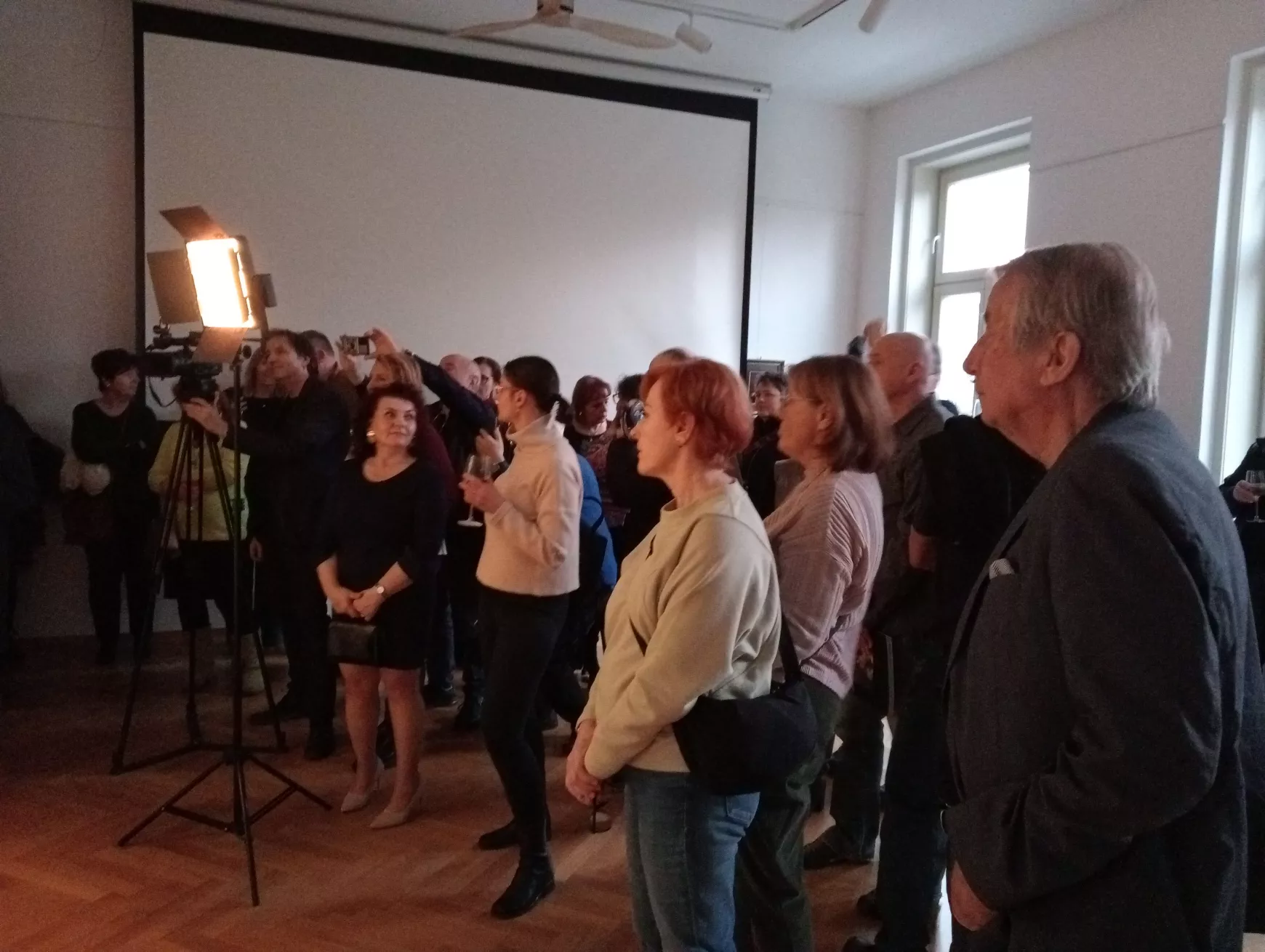  Jan Saudek 90 – Komáromban: az élő cseh legenda életmű-kiállítása nyílt meg a „Platzban” – KÉPEKKEL
