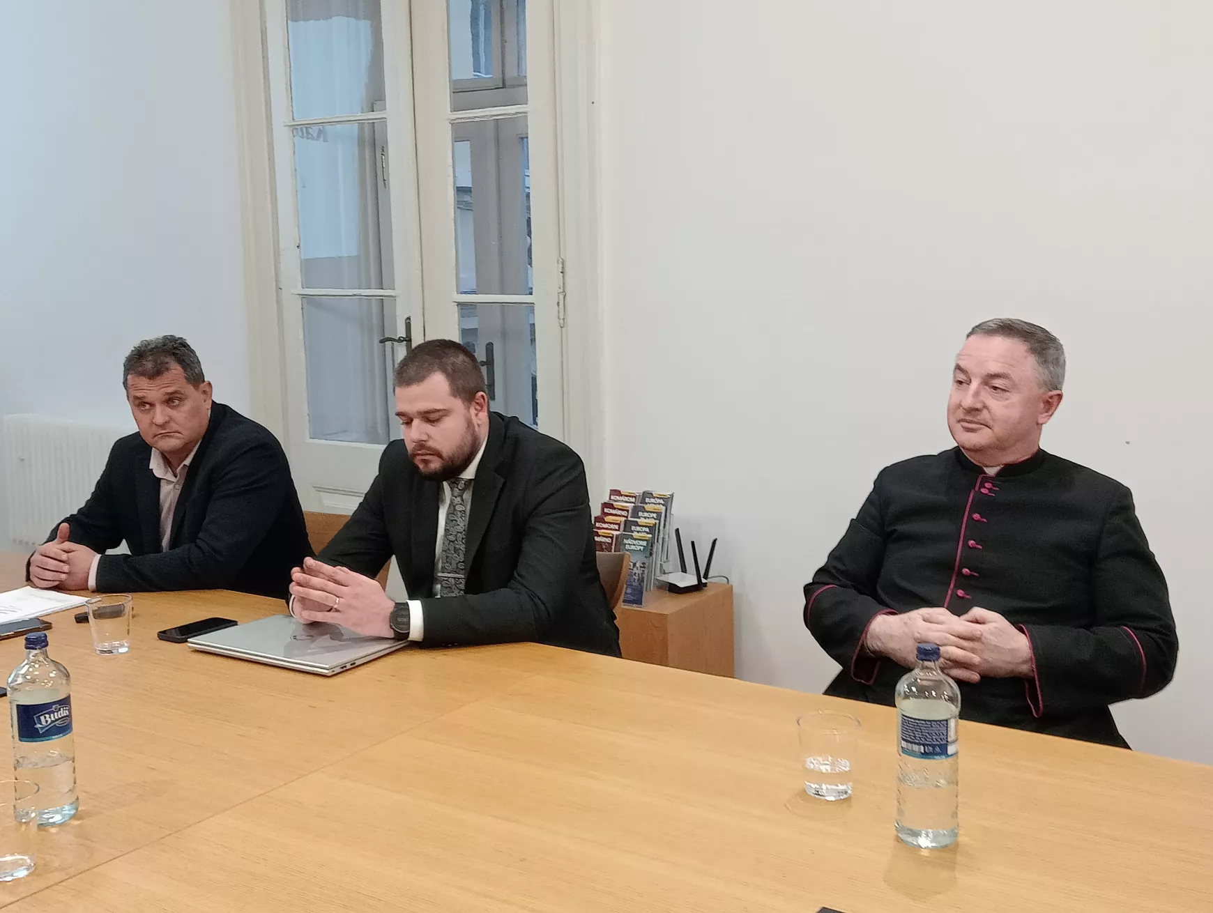 Ördögi körben: minden sírhelybérletet újrafizettetne a komáromi katolikus temető új kezelője – KÉPEKKEL
