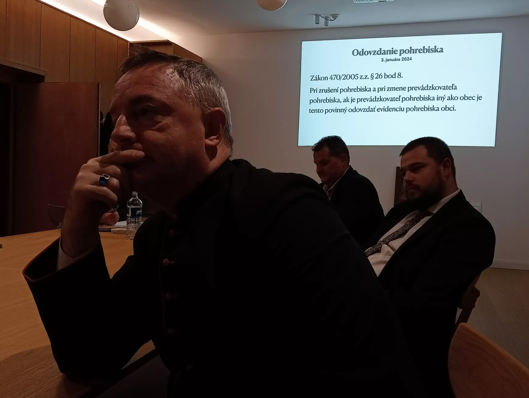 Ördögi körben: minden sírhelybérletet újrafizettetne a komáromi katolikus temető új kezelője – KÉPEKKEL