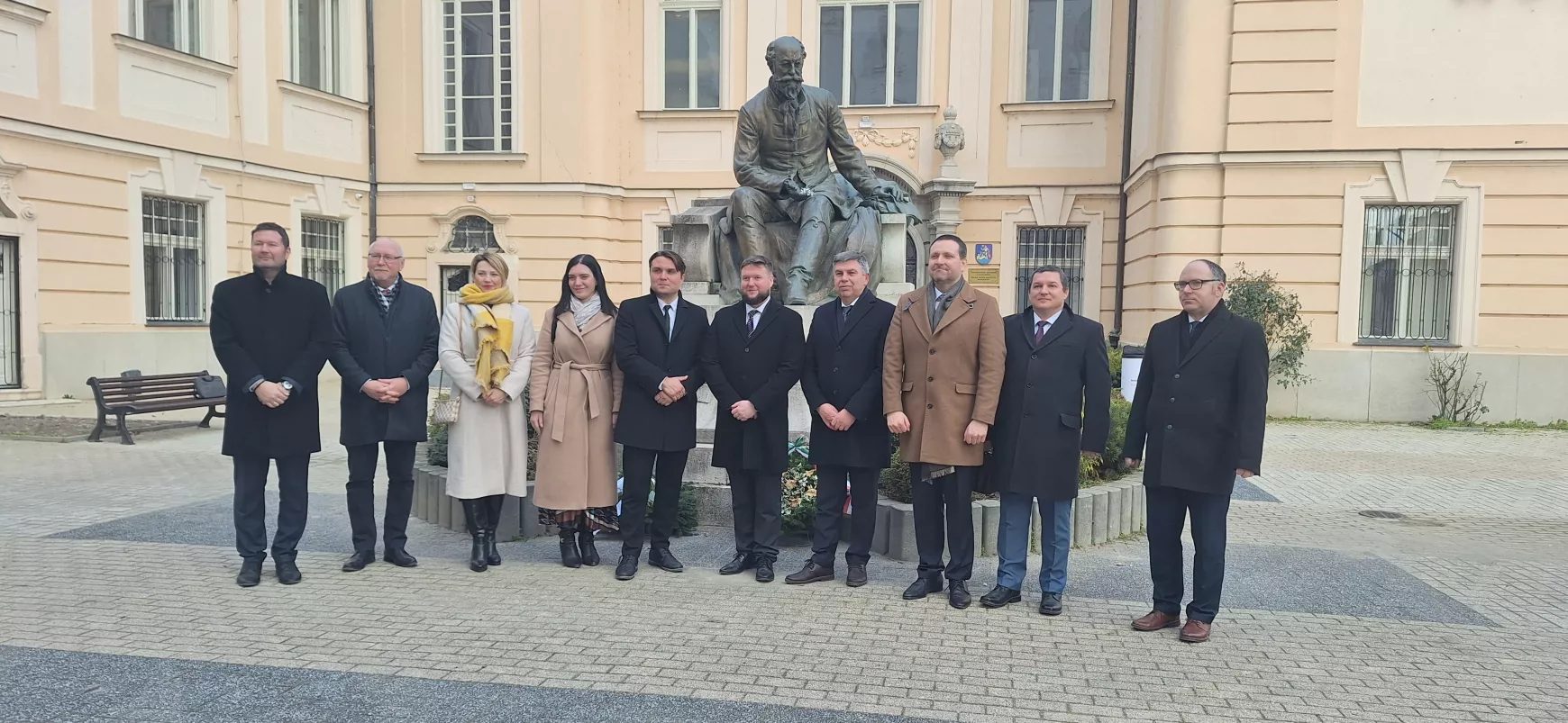 A Duna Menti Múzeum előtt tartott sajtótájékoztató résztvevői