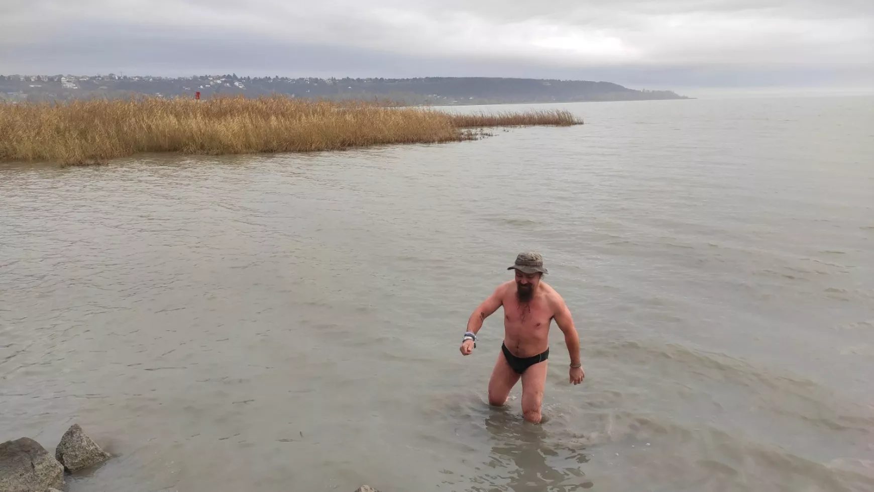 A balatonfűzfői Tobruk strandról van szó, csak decemberben.