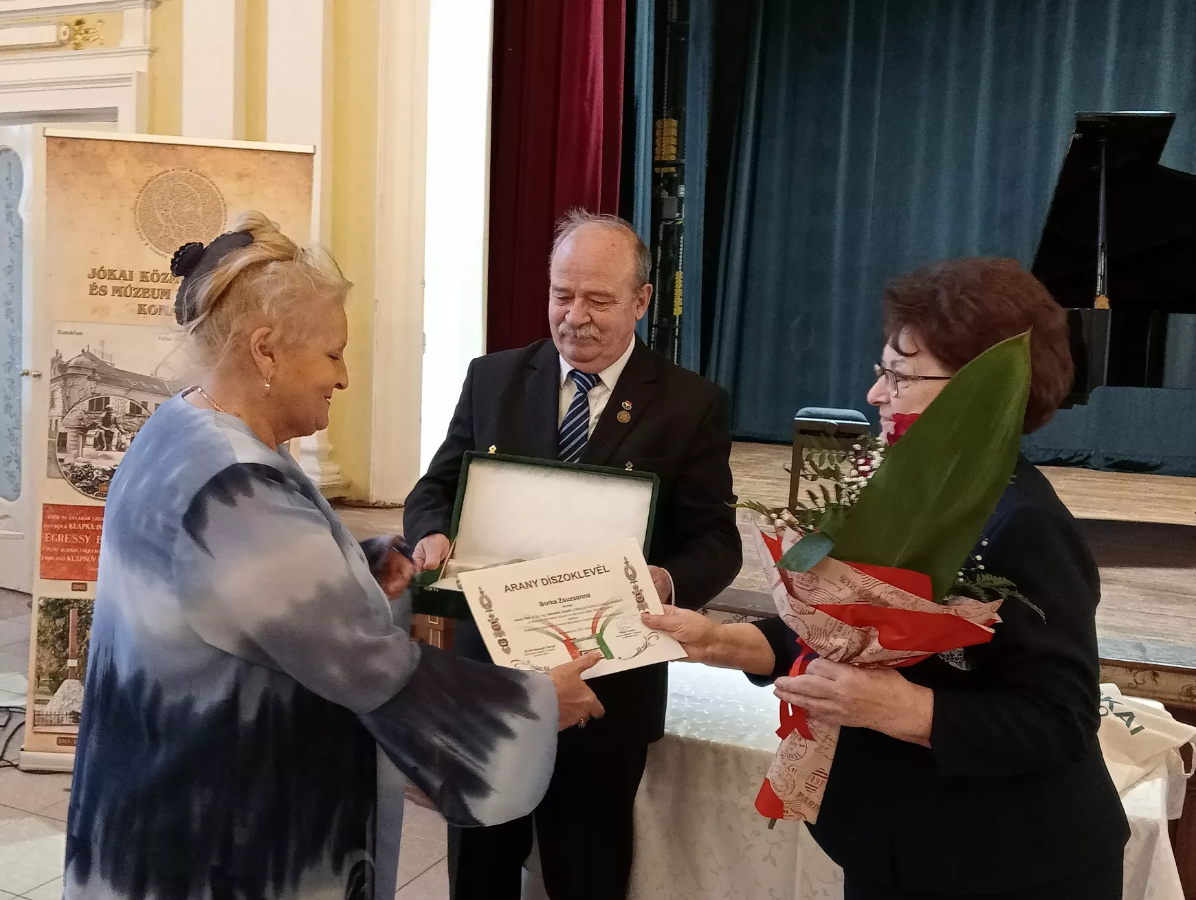 Nívós szimpózium Jókai-díj-átadással: a tatabányai Borka Zsuzsannát jutalmazták – KÉPEKKEL
