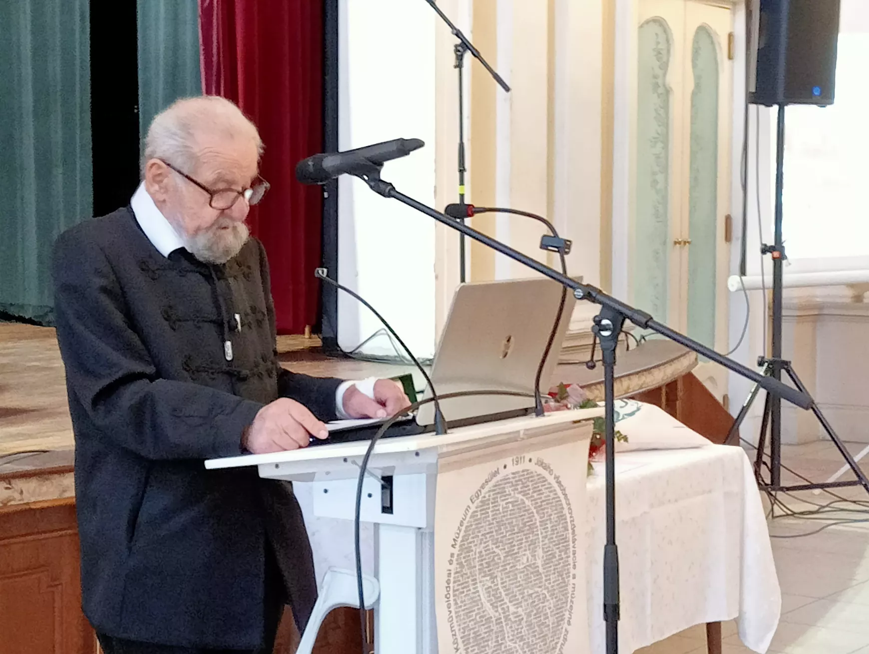 Nívós szimpózium Jókai-díj-átadással: a tatabányai Borka Zsuzsannát jutalmazták – KÉPEKKEL