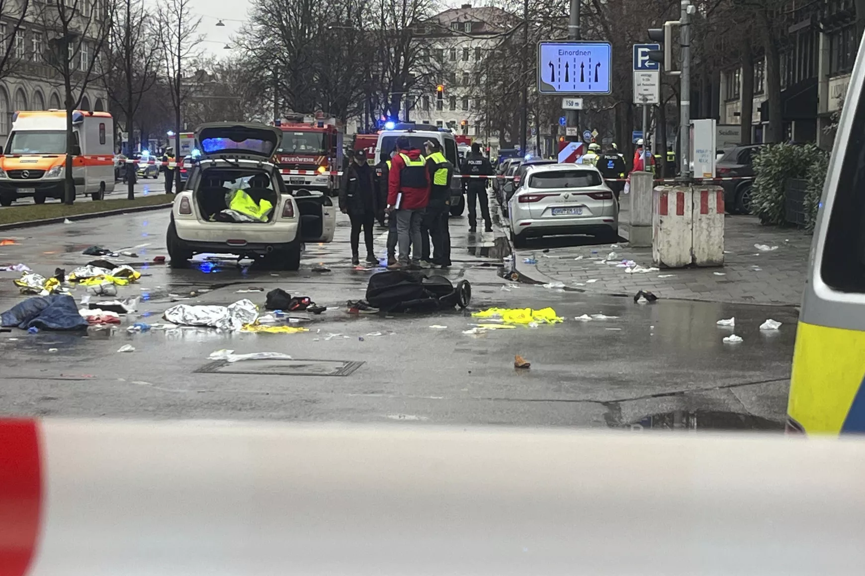 Rendőrök és mentők az incidens helyszínén
