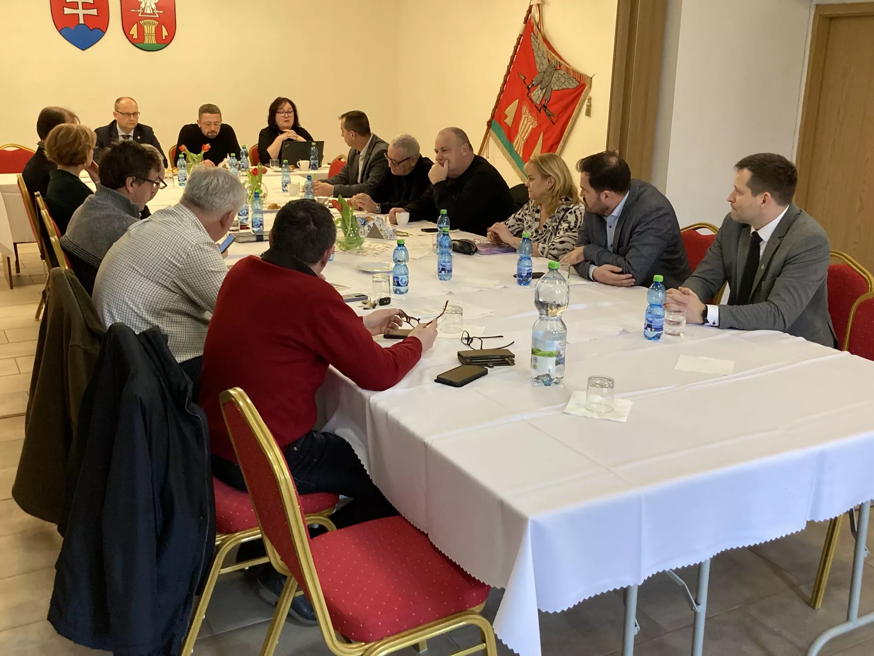 A jubileumi Hídverő Napokról és pályázatokról is egyeztettek Izsán - KÉPEKKEL 
