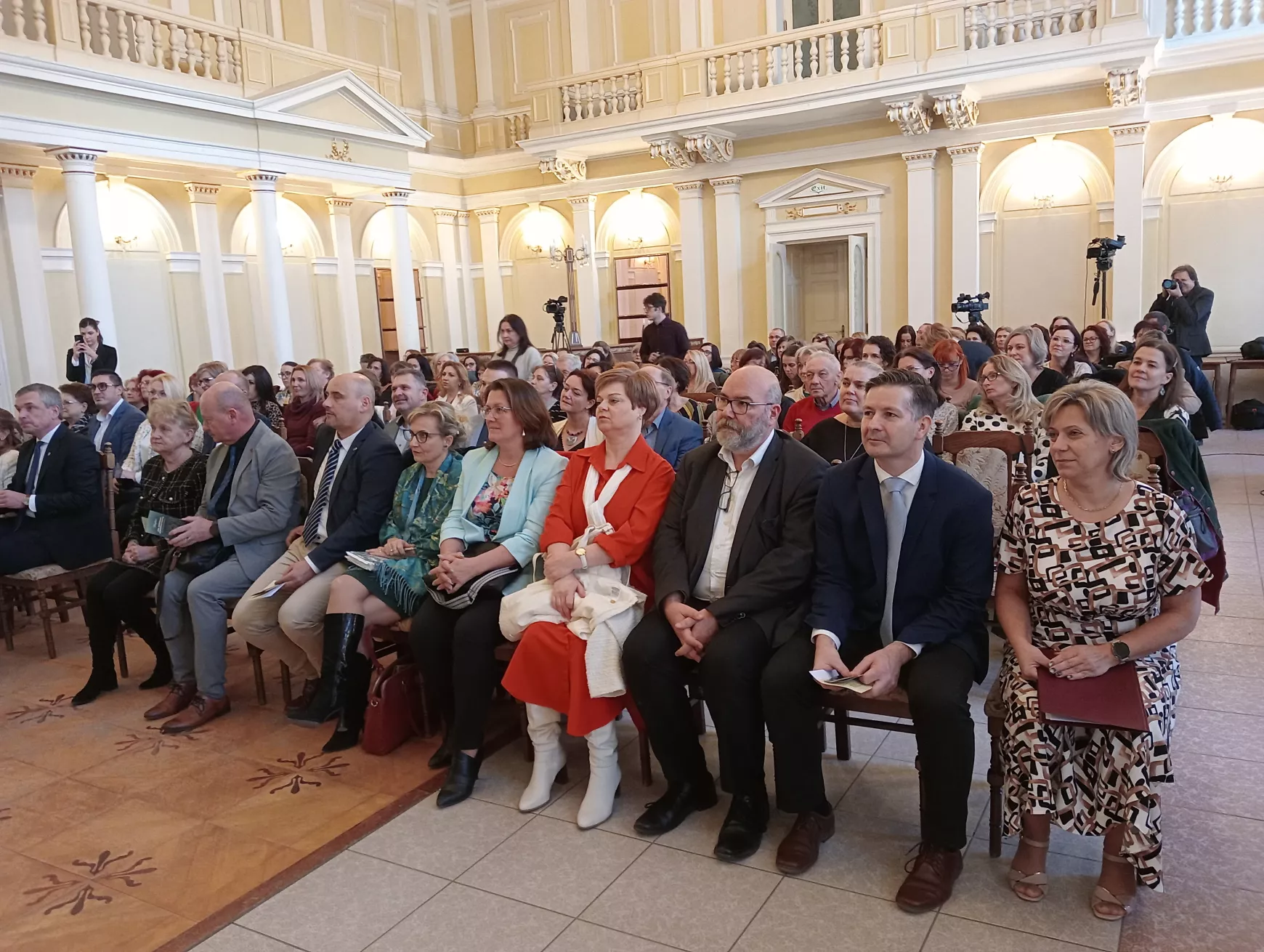 Jókai Mór is köszöntötte a XXIX. Komáromi Pedagógiai Napok megnyitó ünnepségének résztvevőit – KÉPEKKEL
