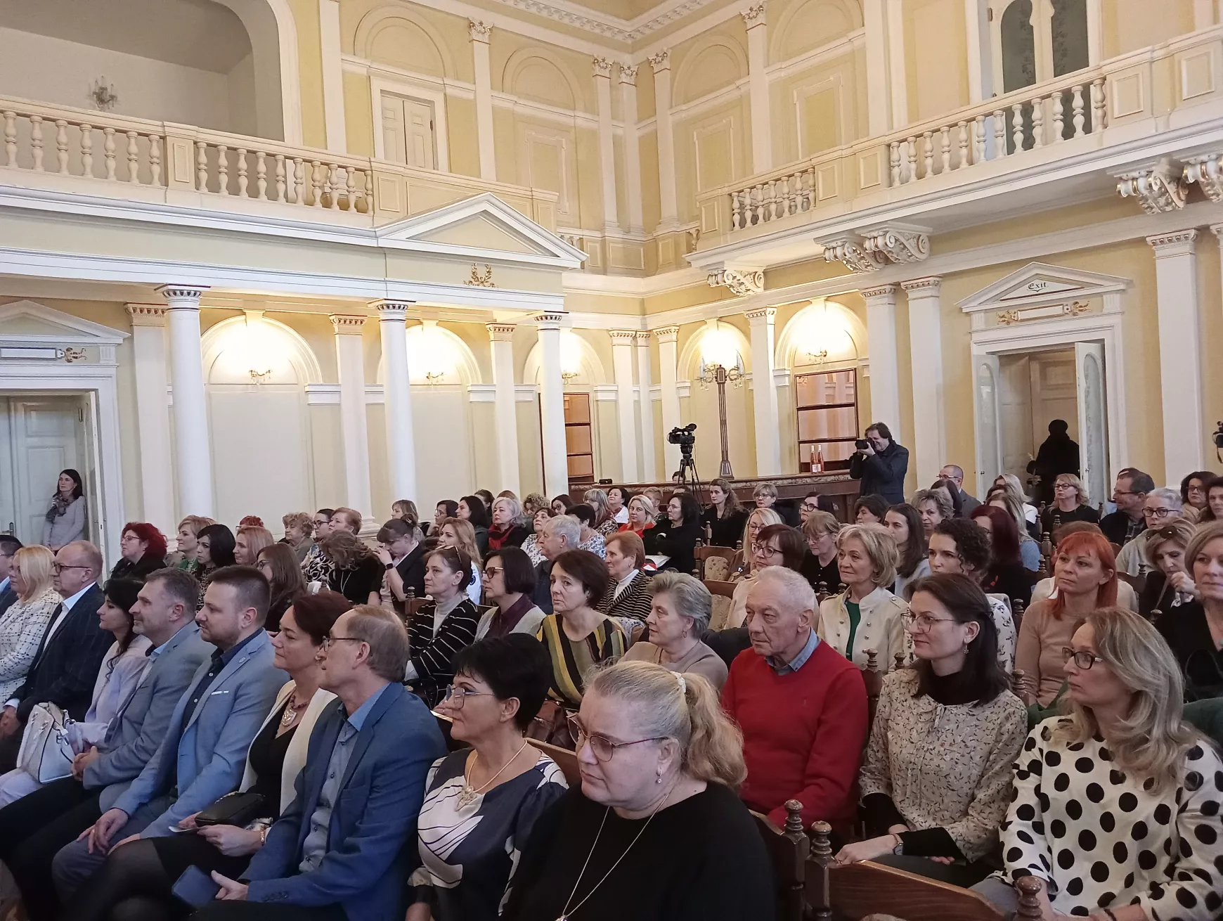 Jókai Mór is köszöntötte a XXIX. Komáromi Pedagógiai Napok megnyitó ünnepségének résztvevőit – KÉPEKKEL