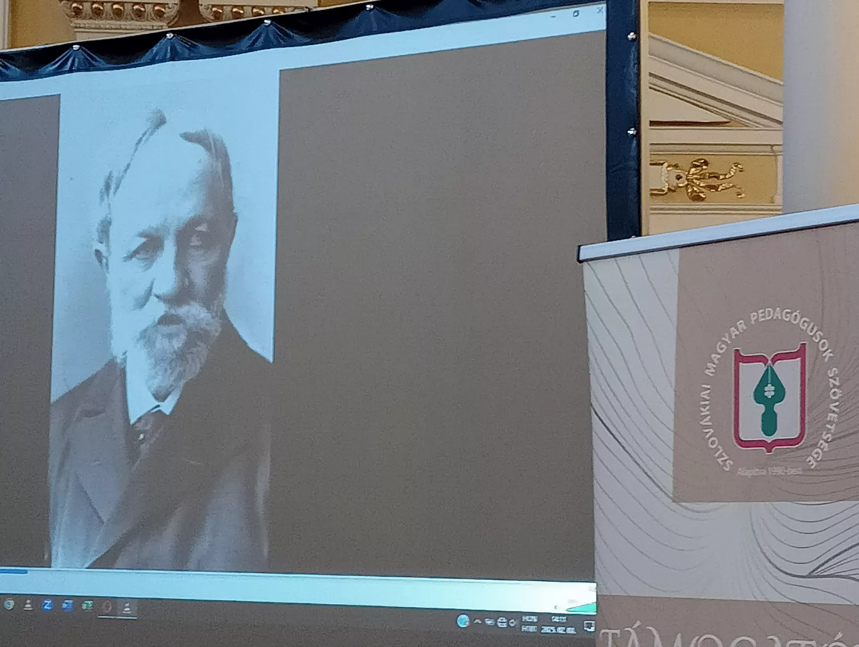 Jókai Mór is köszöntötte a XXIX. Komáromi Pedagógiai Napok megnyitó ünnepségének résztvevőit – KÉPEKKEL