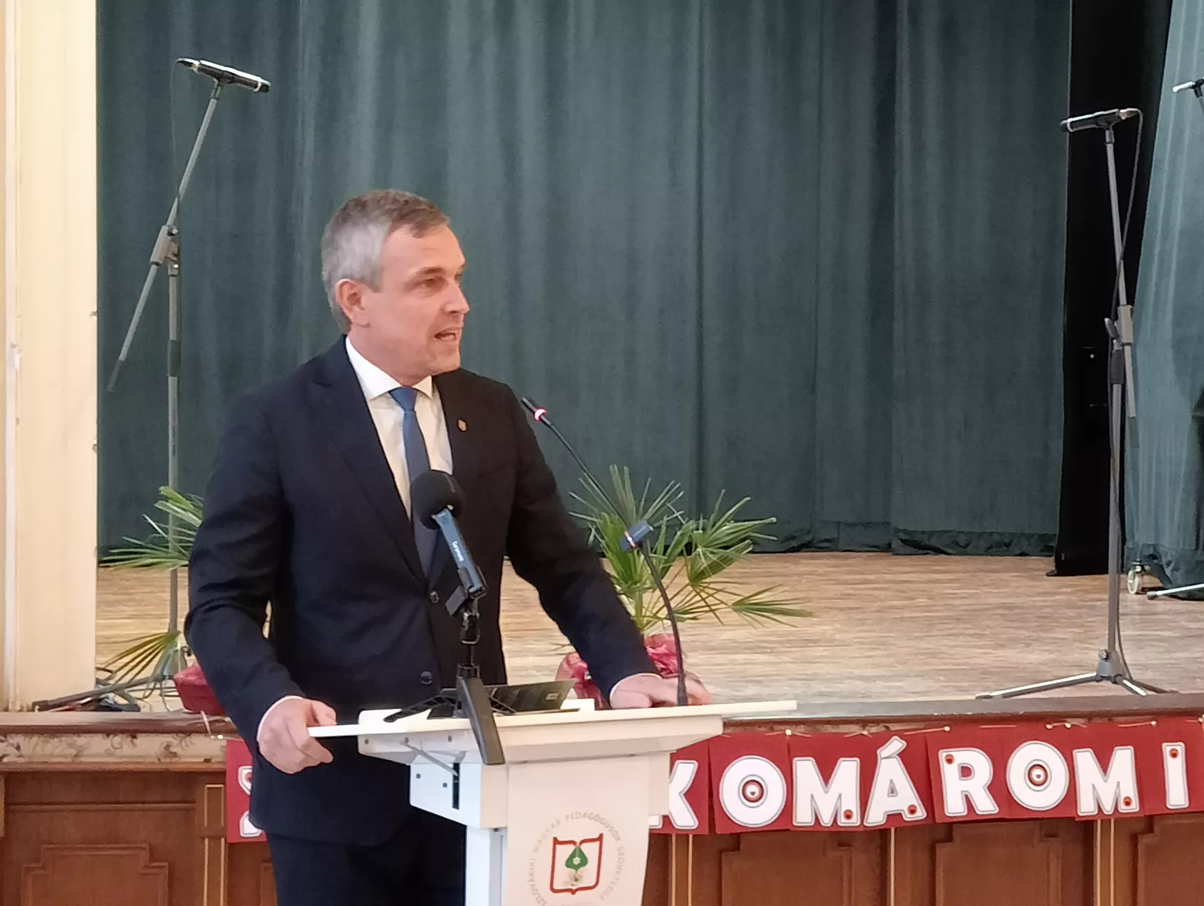Jókai Mór is köszöntötte a XXIX. Komáromi Pedagógiai Napok megnyitó ünnepségének résztvevőit – KÉPEKKEL
