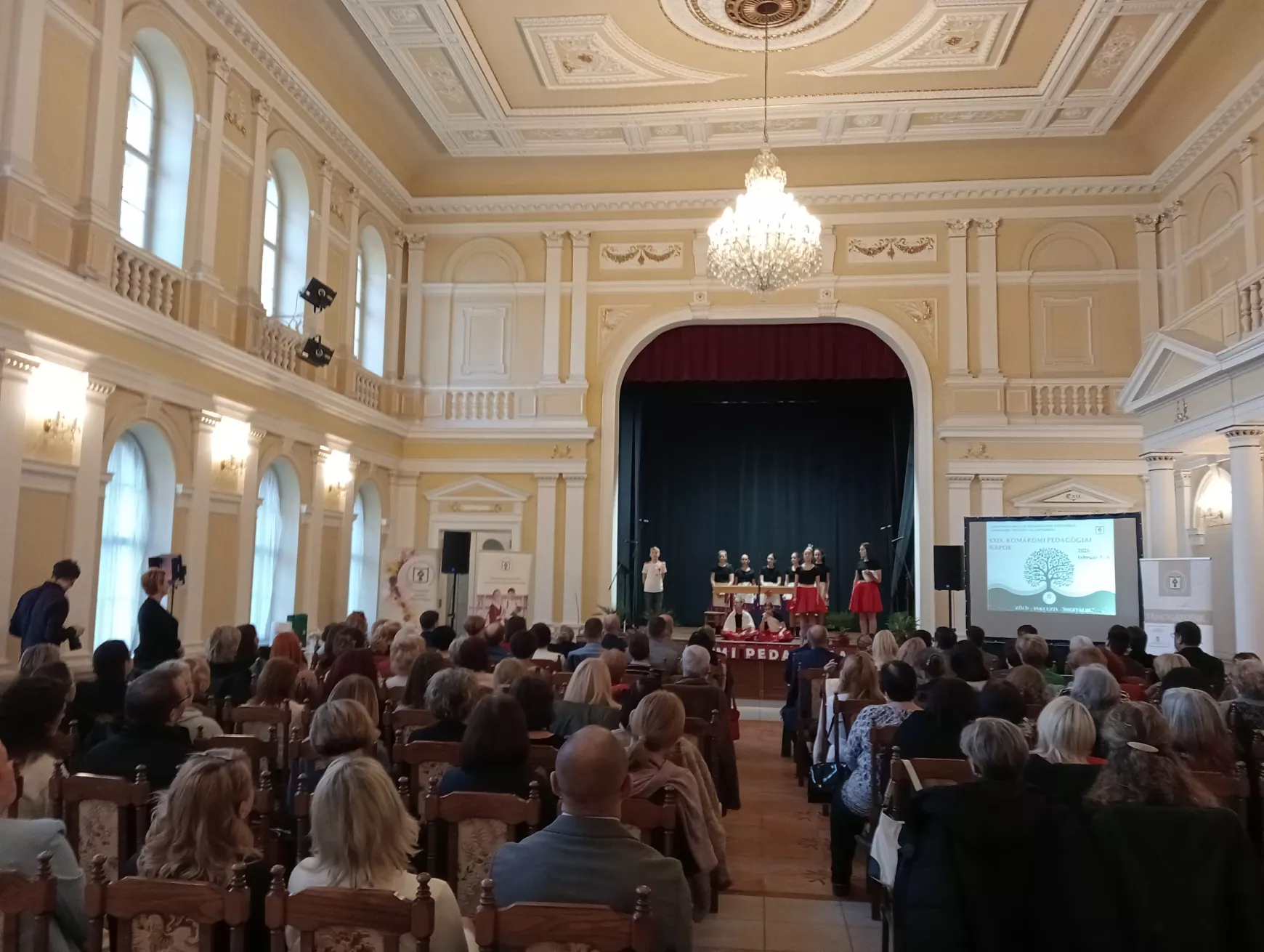 Jókai Mór is köszöntötte a XXIX. Komáromi Pedagógiai Napok megnyitó ünnepségének résztvevőit – KÉPEKKEL