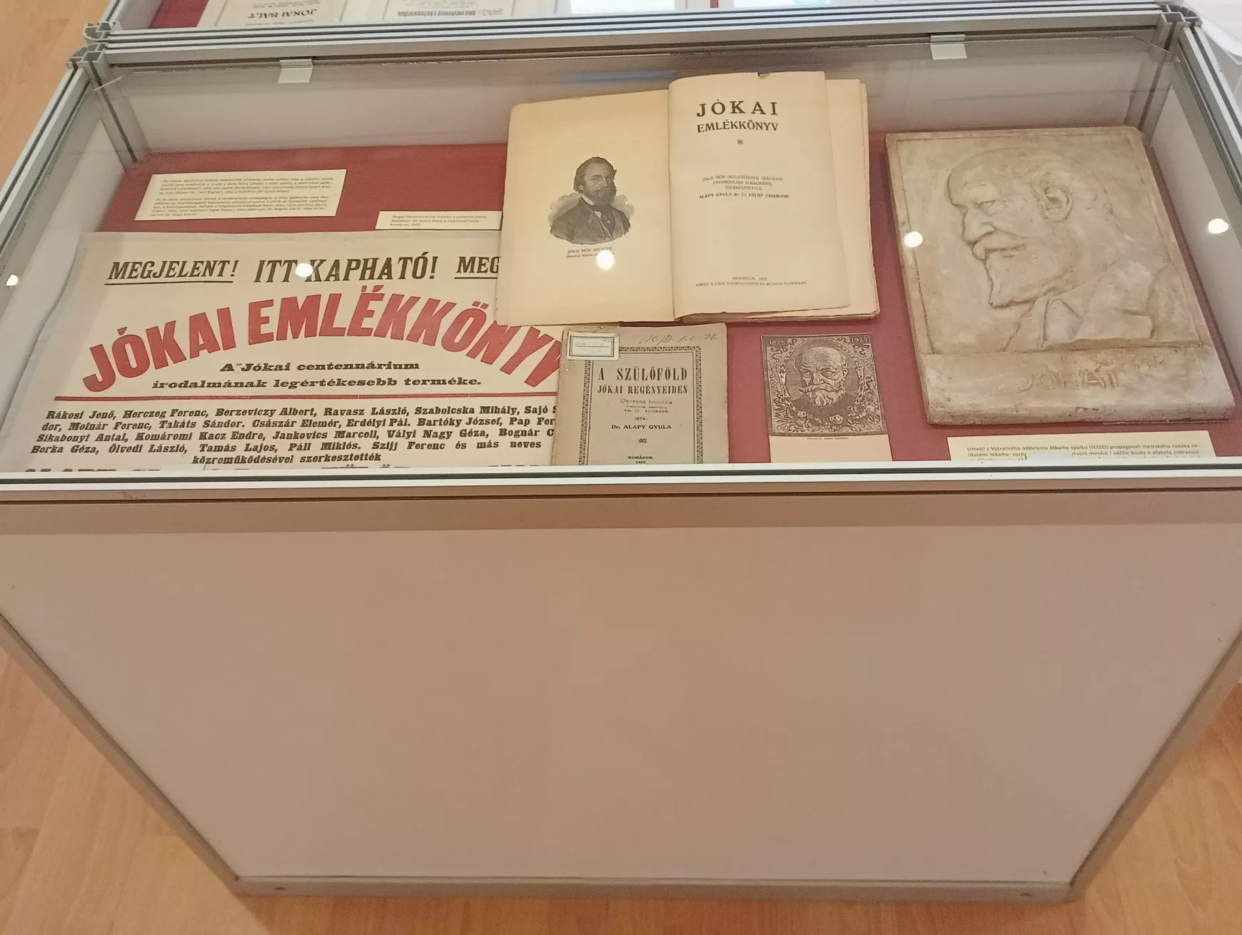 Jókai Mórhoz kötődő, egyedi relikviák és új plakátok is láthatók a komáromi Zichy-palotában – KÉPEKKEL