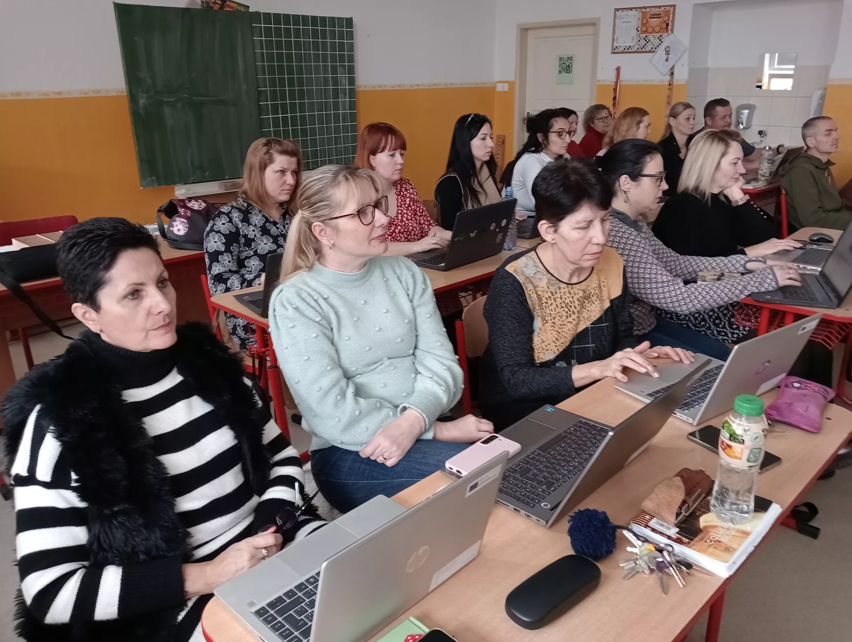 Szabadulószobába zárt és robotokkal barátkozó pedagógusok - KÉPEKKEL