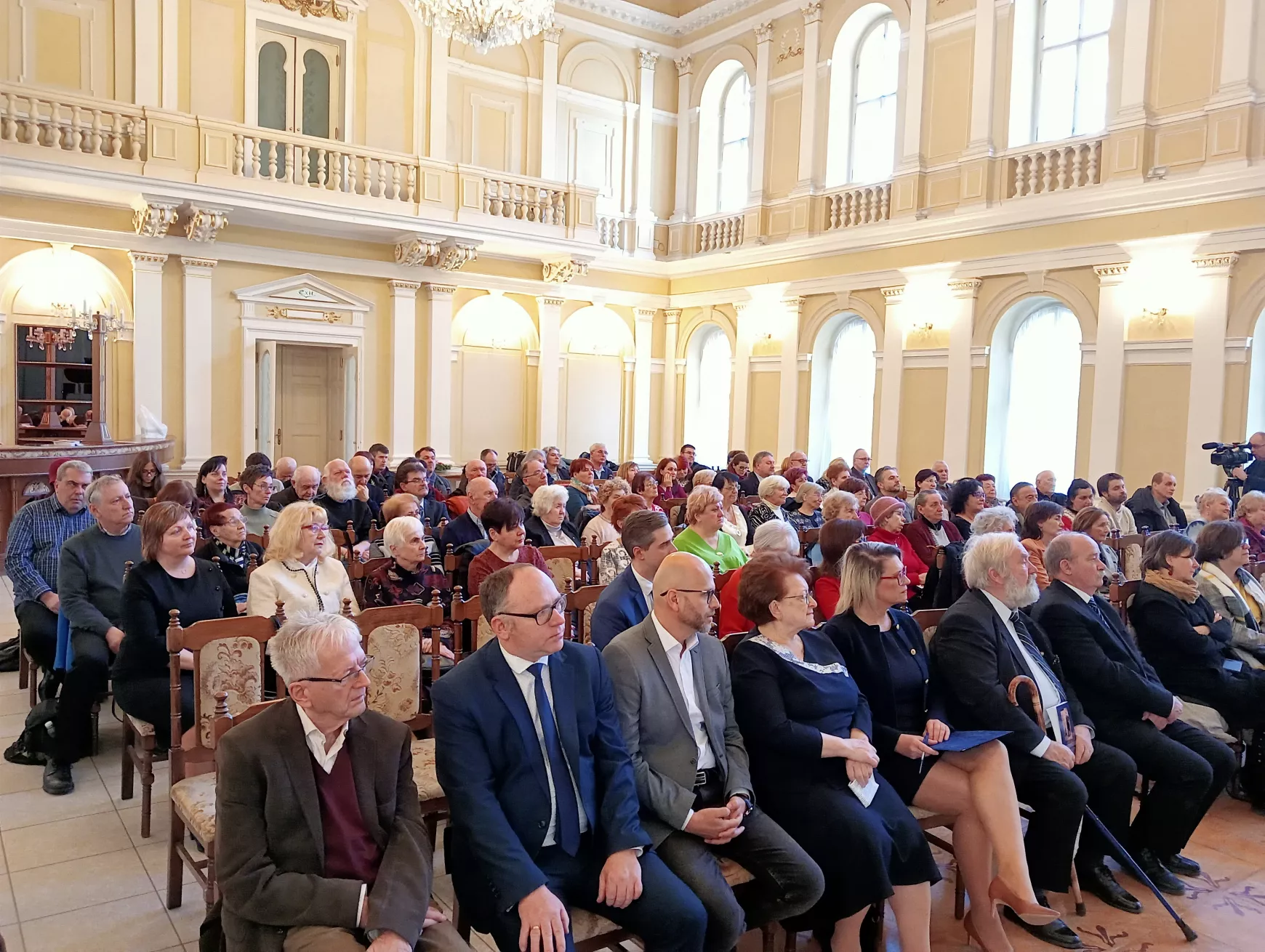 Nívós szimpózium Jókai-díj-átadással: a tatabányai Borka Zsuzsannát jutalmazták – KÉPEKKEL