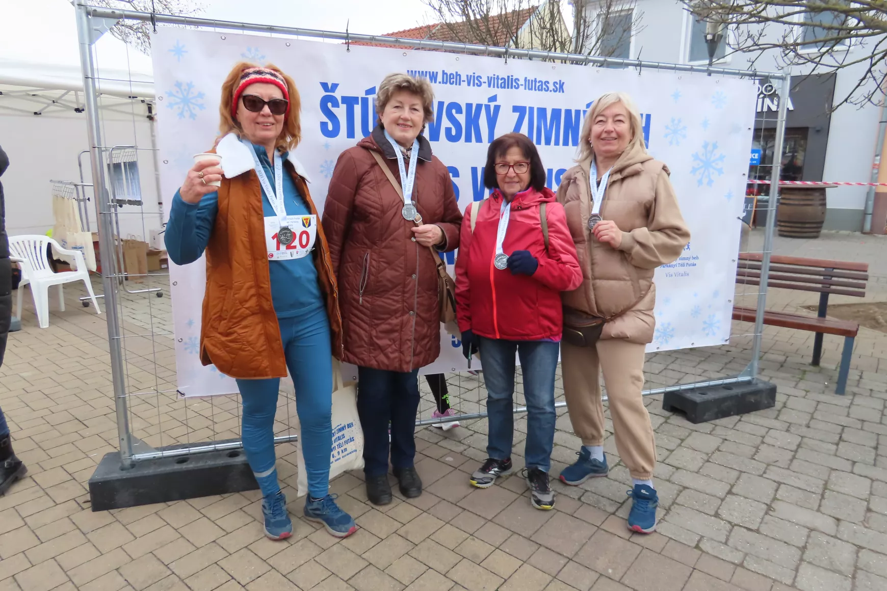 Az Új Évezred nyugdíjas klub résztvevői: Bernáth Györgyi, Romada Magdaléna, Forgács Júlia, Mihálka Veronika