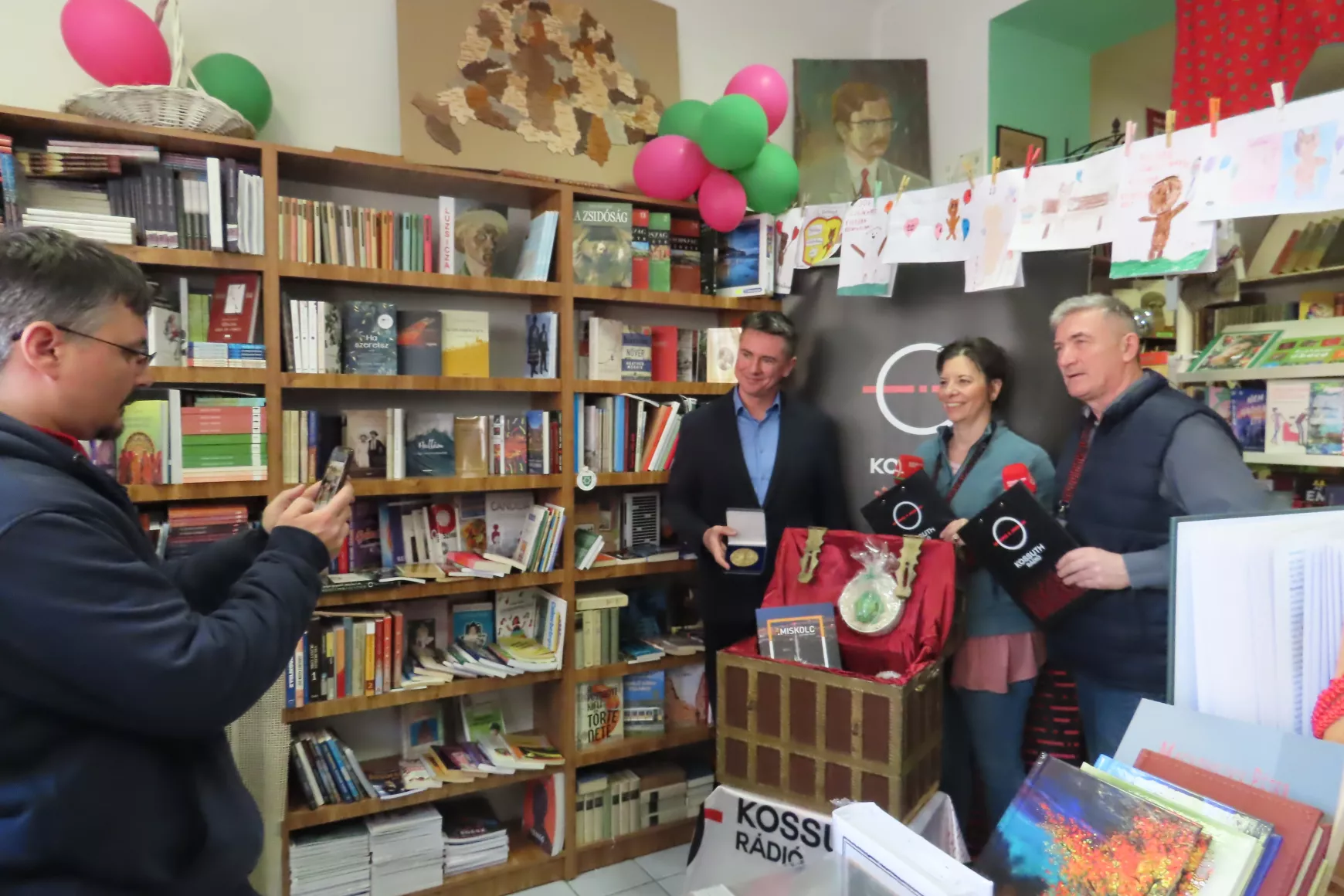 Nagy Péter alpolgármester a Kossuth Rádió munkatársaival és a kincsesládával