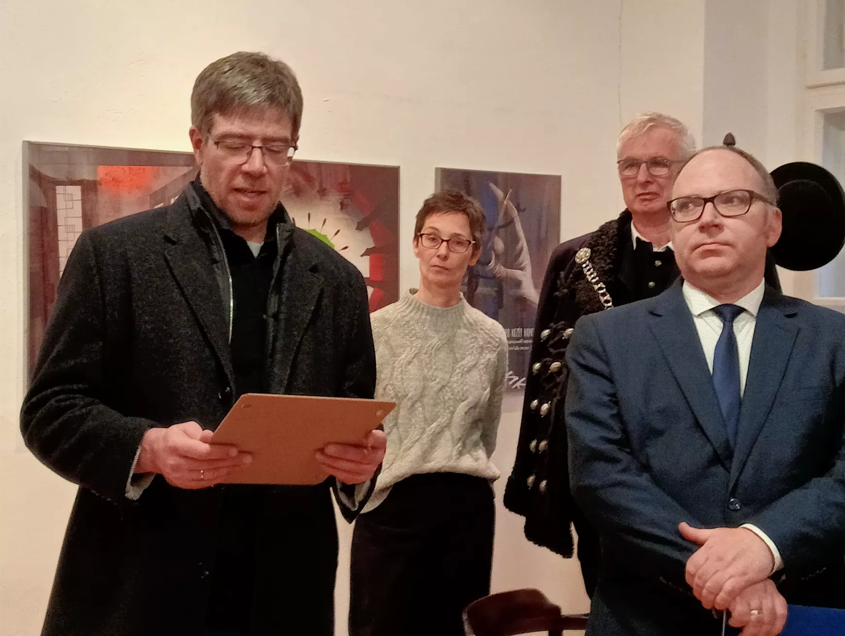 Jókai Mórhoz kötődő, egyedi relikviák és új plakátok is láthatók a komáromi Zichy-palotában – KÉPEKKEL
