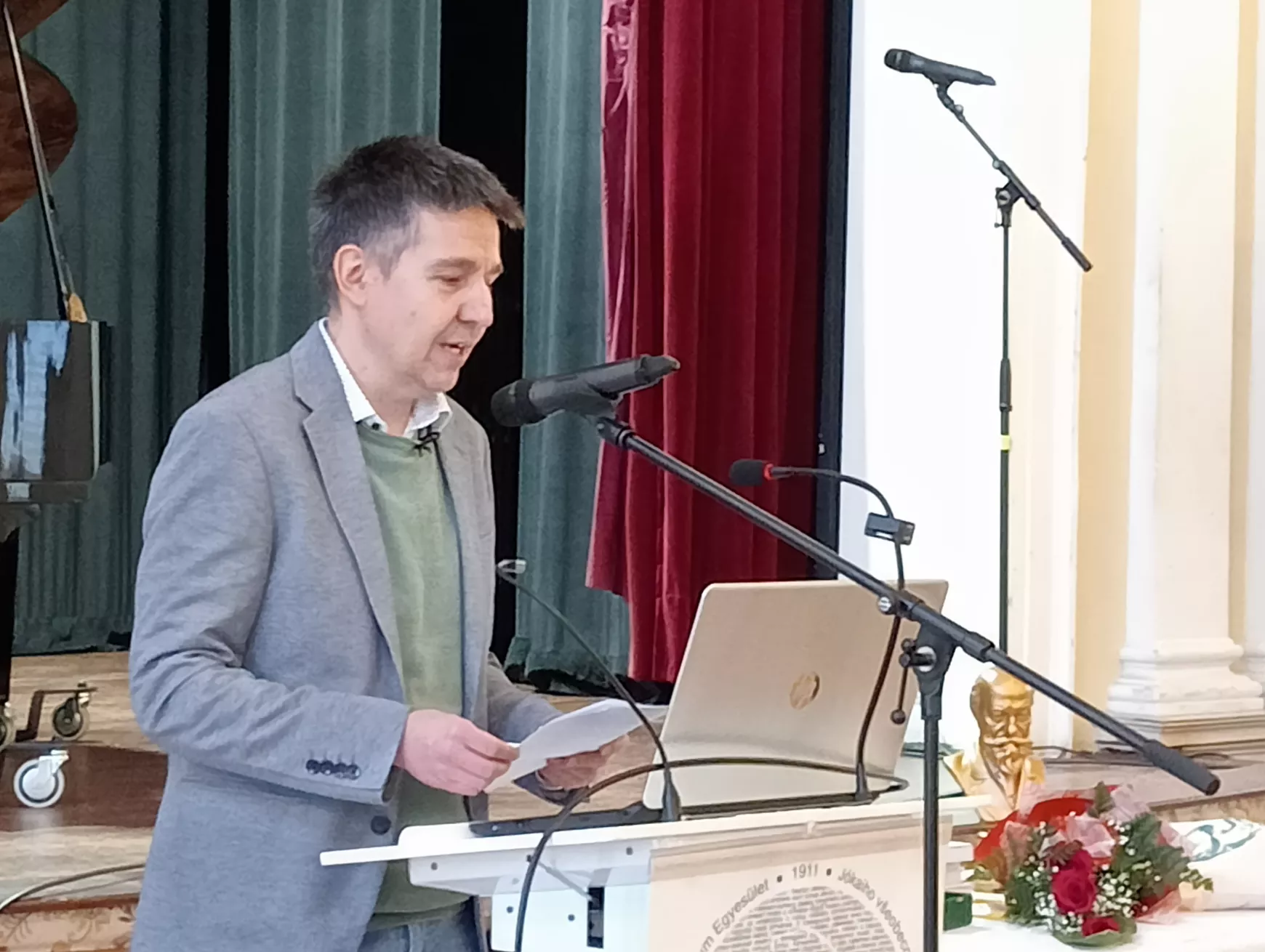 Nívós szimpózium Jókai-díj-átadással: a tatabányai Borka Zsuzsannát jutalmazták – KÉPEKKEL