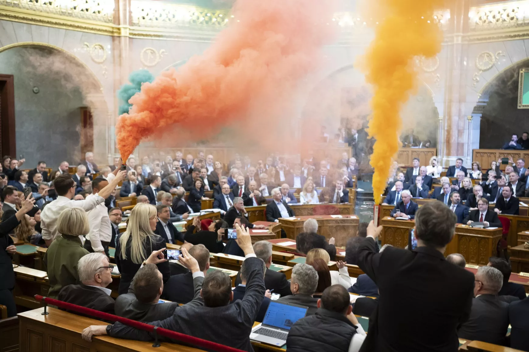 Magyar parlament Momentum füstgyertyák