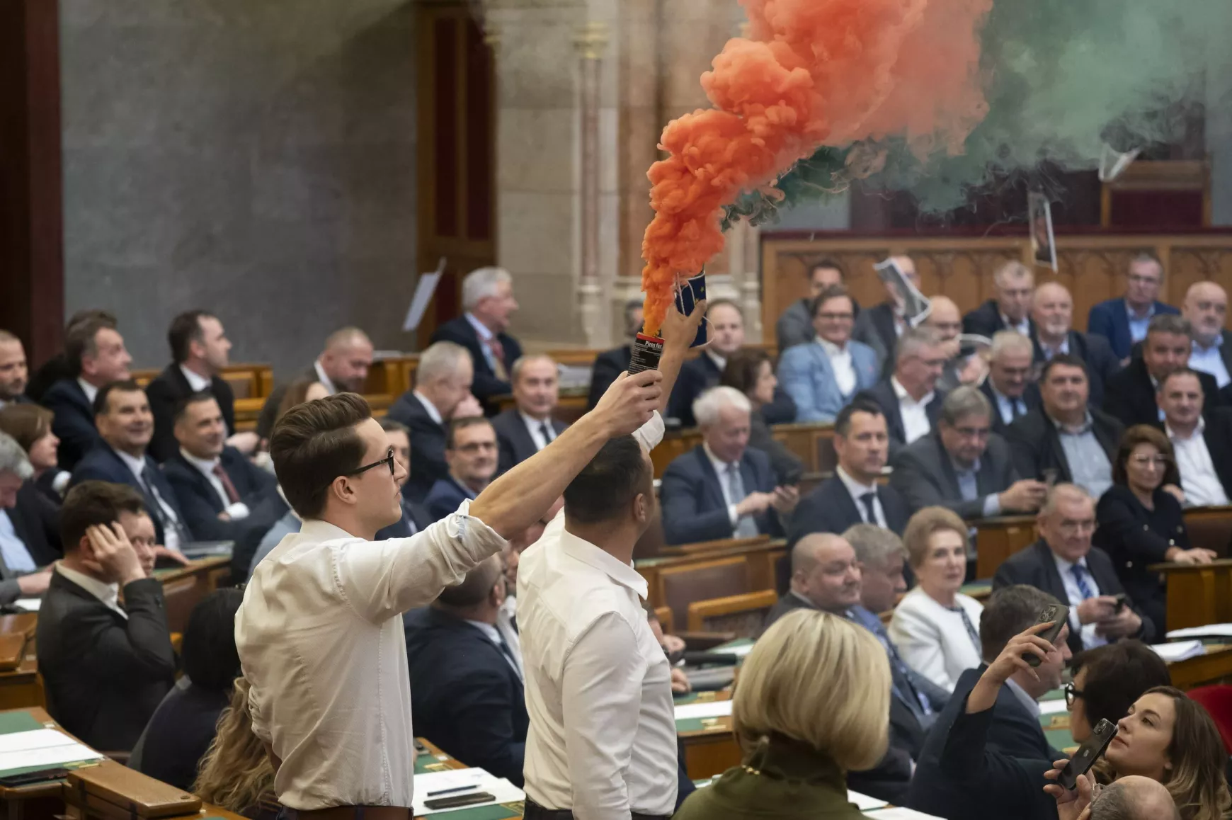 Magyar parlament Momentum füstgyertyák