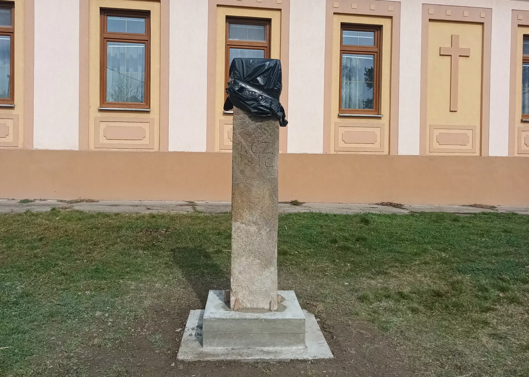 A talapzat már áll a párkányi plébánia épülete előtt