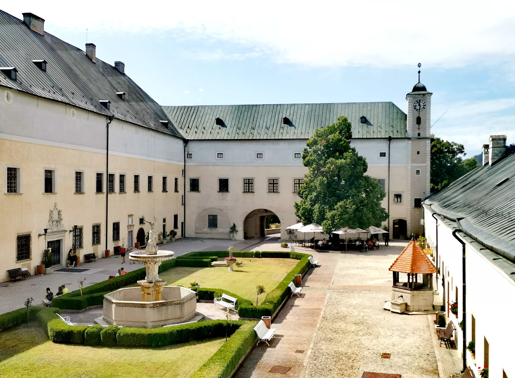Felvidéki csavargó - Honismeret a Kis-Kárpátok világában II. rész - A várkastély belső udvarában.
