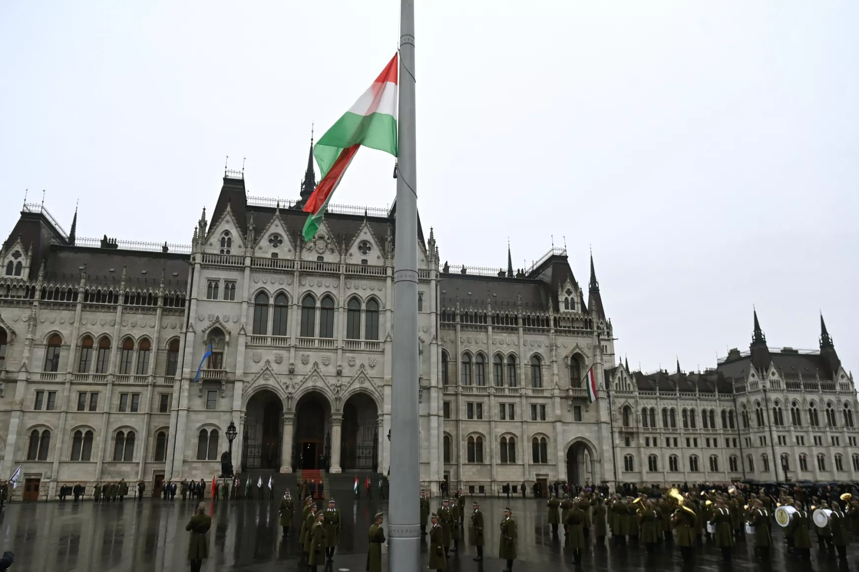 Március 15. - Felvonták a nemzeti lobogót az Országház előtt - 2025