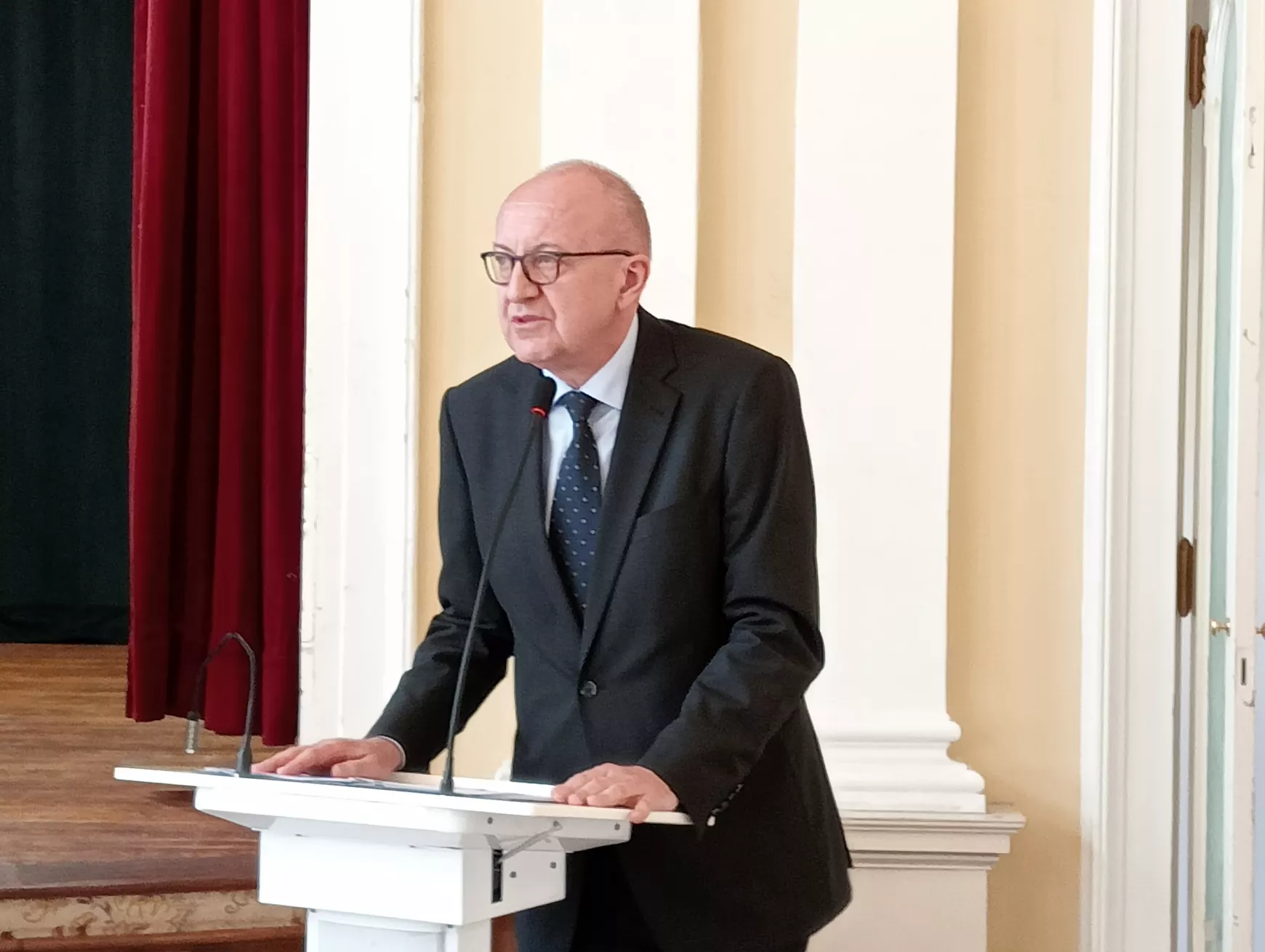 Emlékplakettel köszönték meg a legjobb pedagógusok munkáját Komáromban – KÉPEKKEL