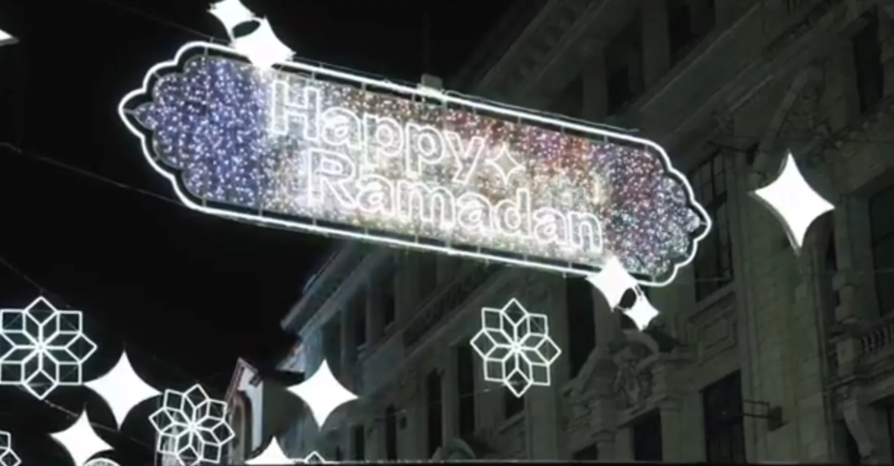 Boldog ramadánt - díszkivilágítás Londonban 2025-ben - X (Twitter)