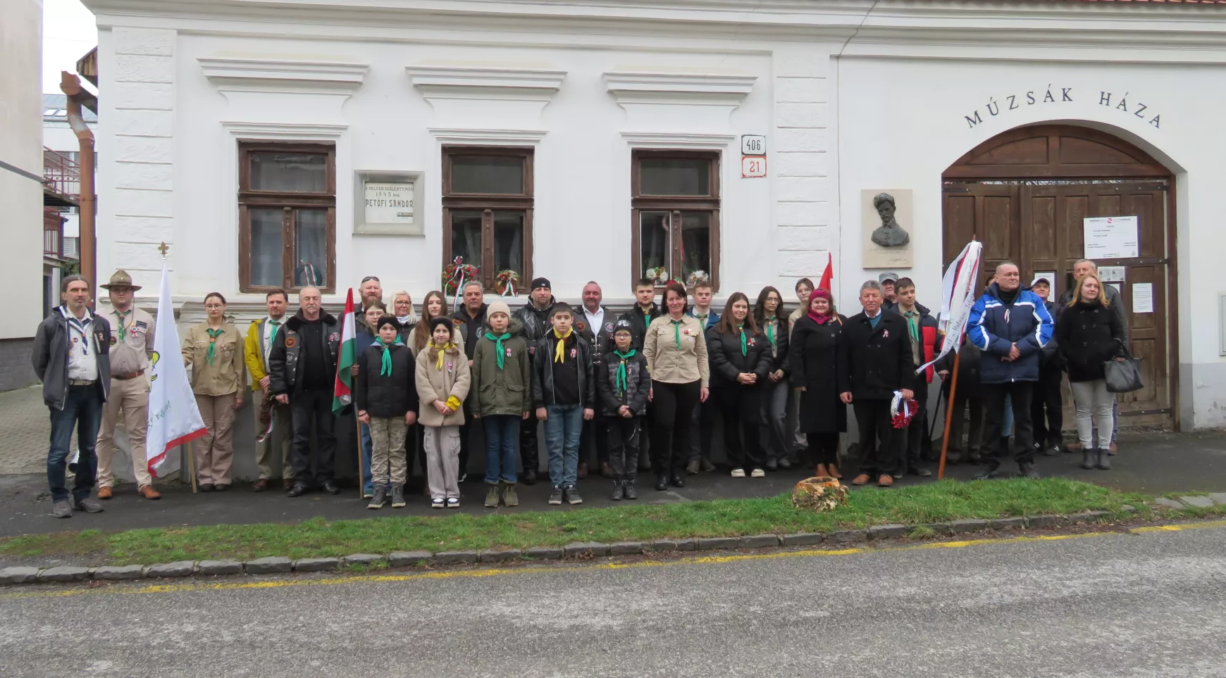 Csoportkép a Petőfi-háznál