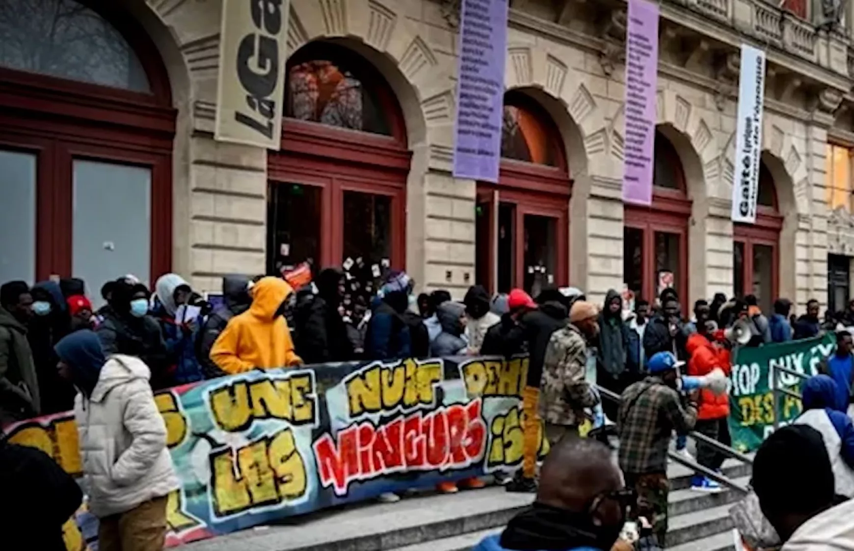 egy párizsi szíházat elfoglaló afrikai migránsok - youtube