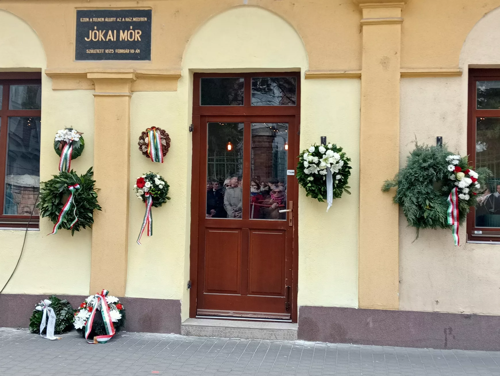 Emléktábla jelzi Jókai volt szülőházának helyét.