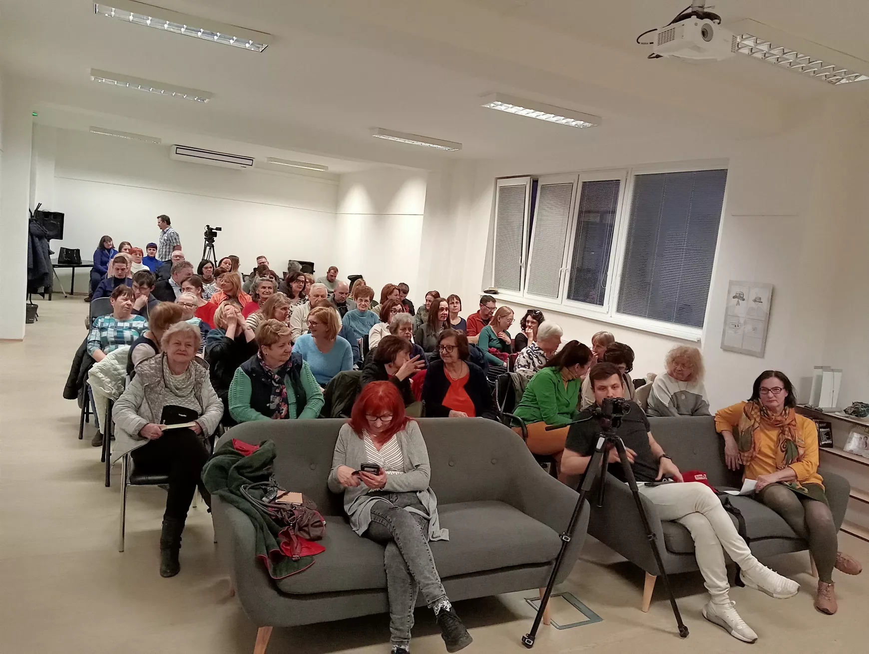 Élvezetes esőtáncot lejtettünk Lackfi Jánossal és a szavakkal a komáromi „Szinnyeiben” - KÉPEKKEL