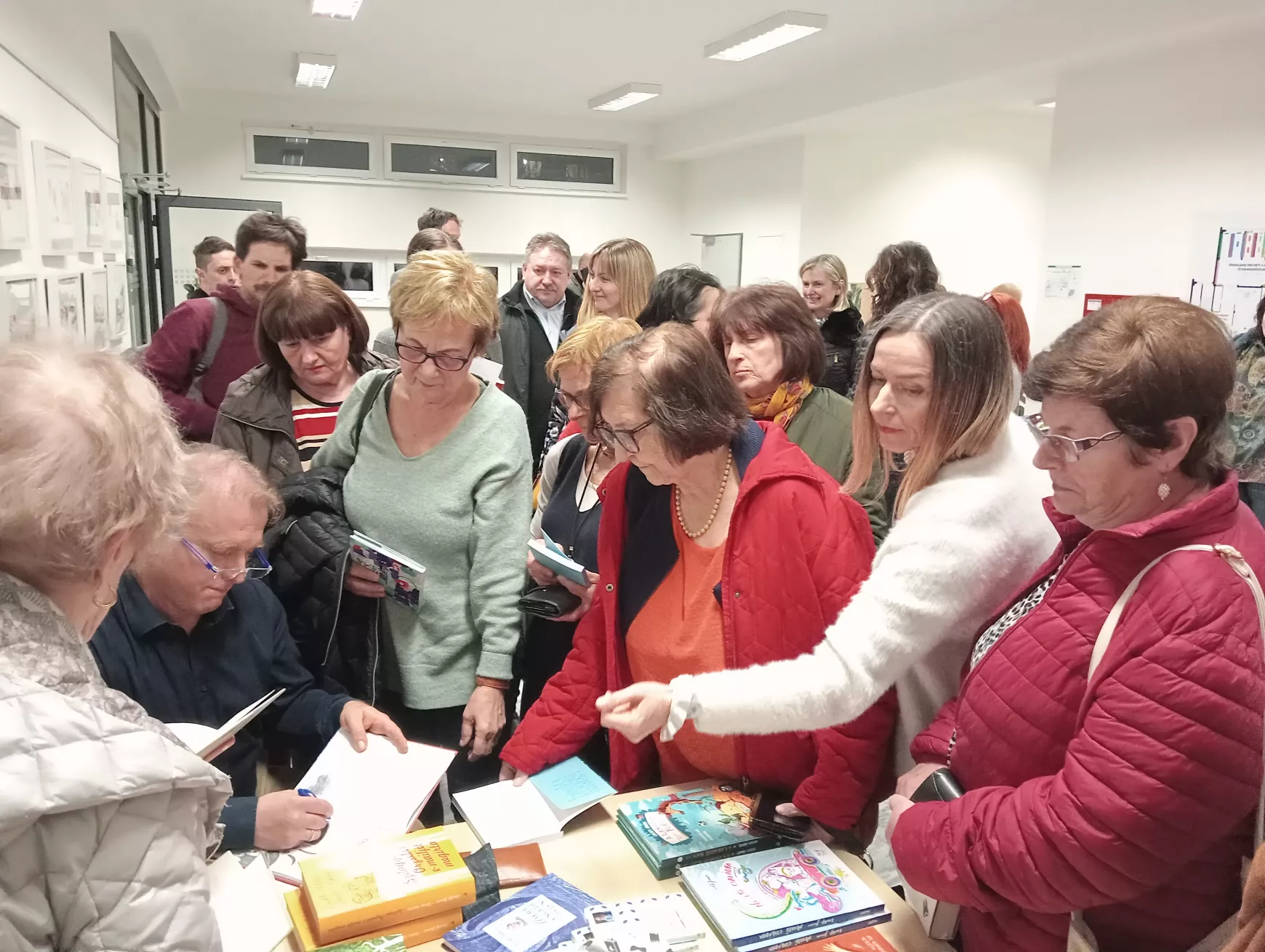 Élvezetes esőtáncot lejtettünk Lackfi Jánossal és a szavakkal a komáromi „Szinnyeiben” - KÉPEKKEL