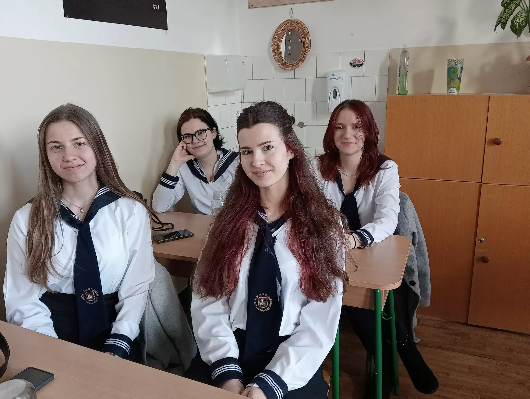 Folyik az írásbelizés: Jókait hiányolták, az angol vizsgától nem tartottak a „selyések” – KÉPEKKEL