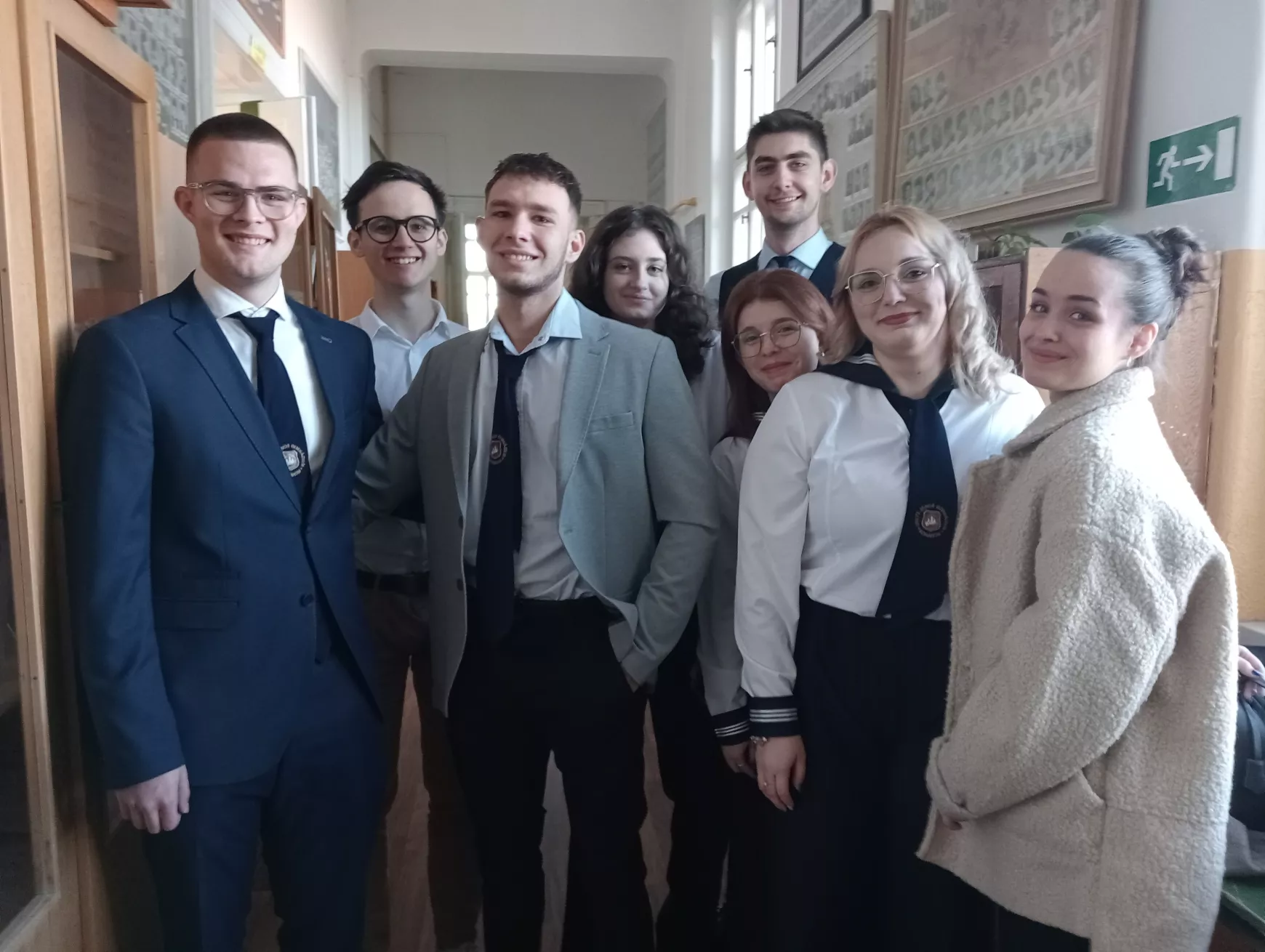 Folyik az írásbelizés: Jókait hiányolták, az angol vizsgától nem tartottak a „selyések” – KÉPEKKEL