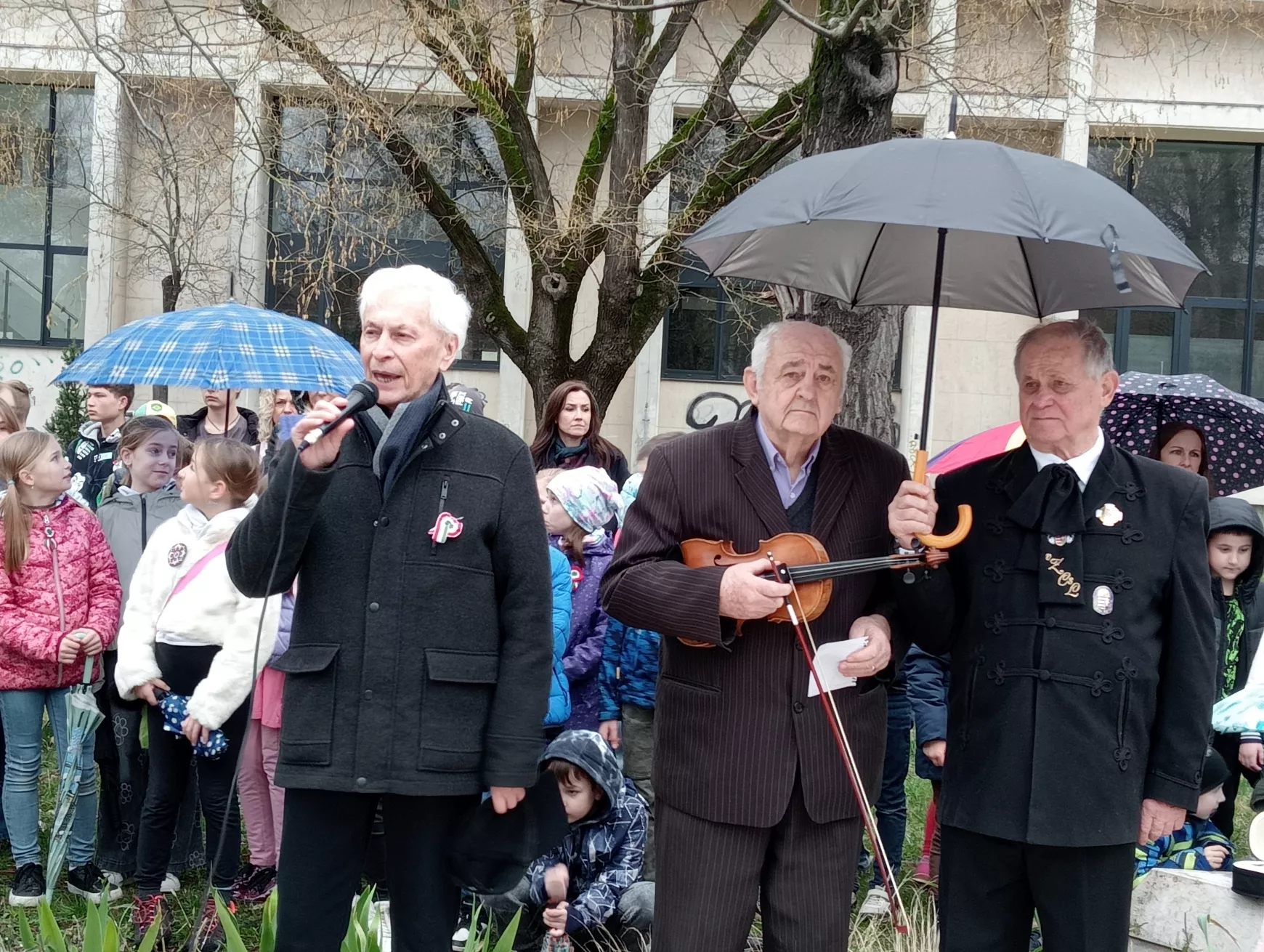 A többfelvonásos komáromi ünnepi megemlékezés elején a legifjabbak jeleskedtek - KÉPEKKEL
