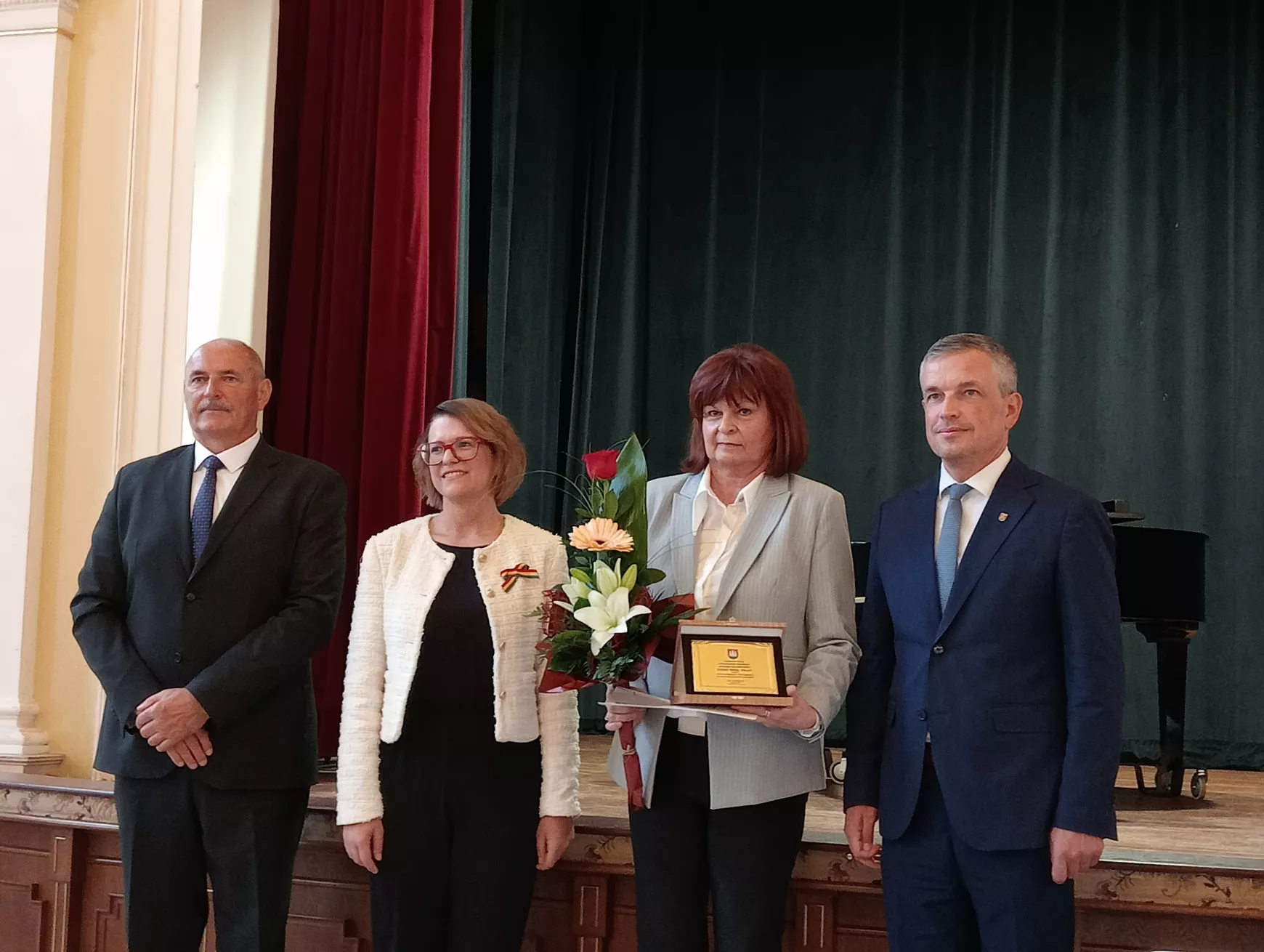 Emlékplakettel köszönték meg a legjobb pedagógusok munkáját Komáromban – KÉPEKKEL