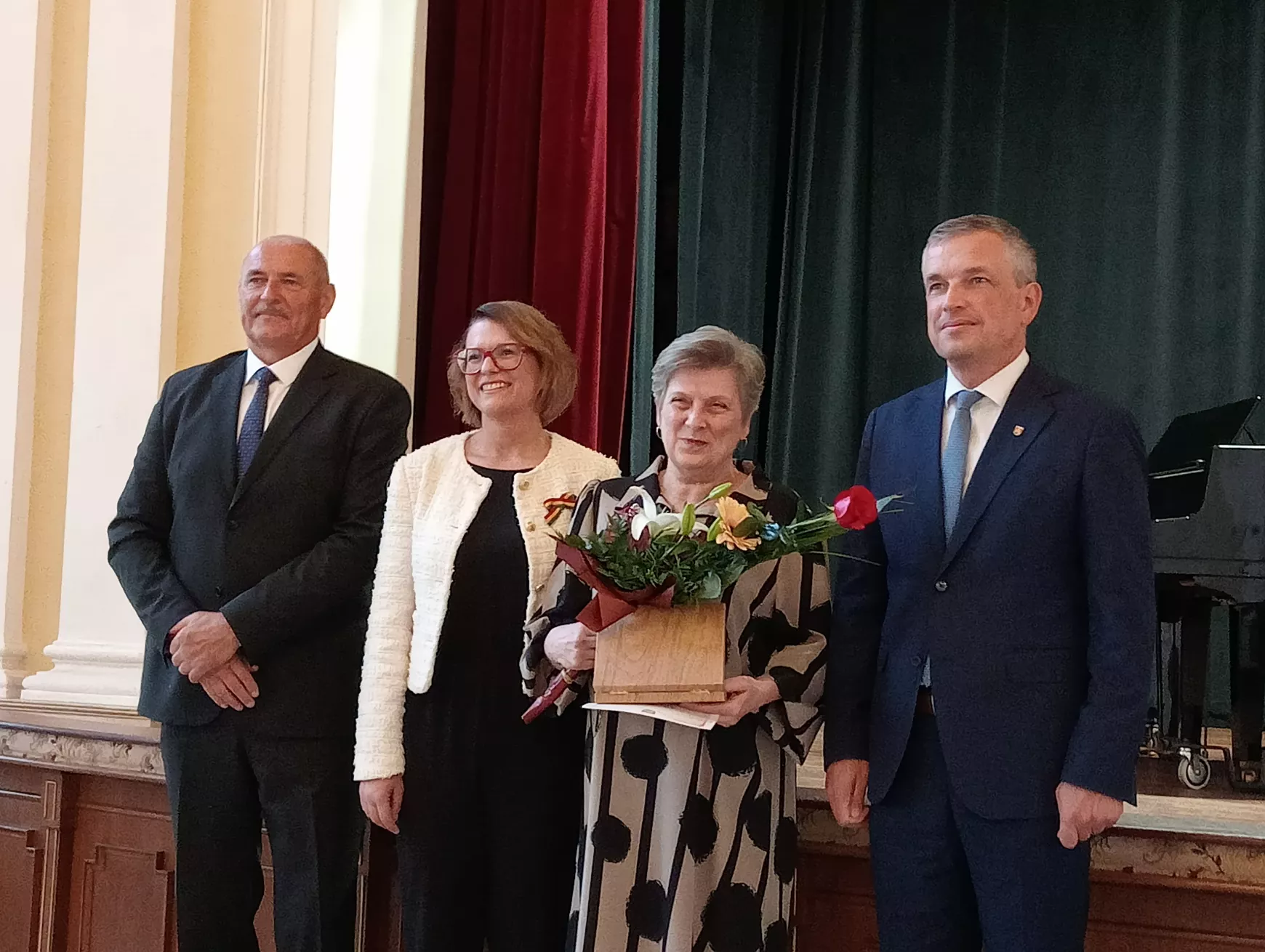 Emlékplakettel köszönték meg a legjobb pedagógusok munkáját Komáromban – KÉPEKKEL