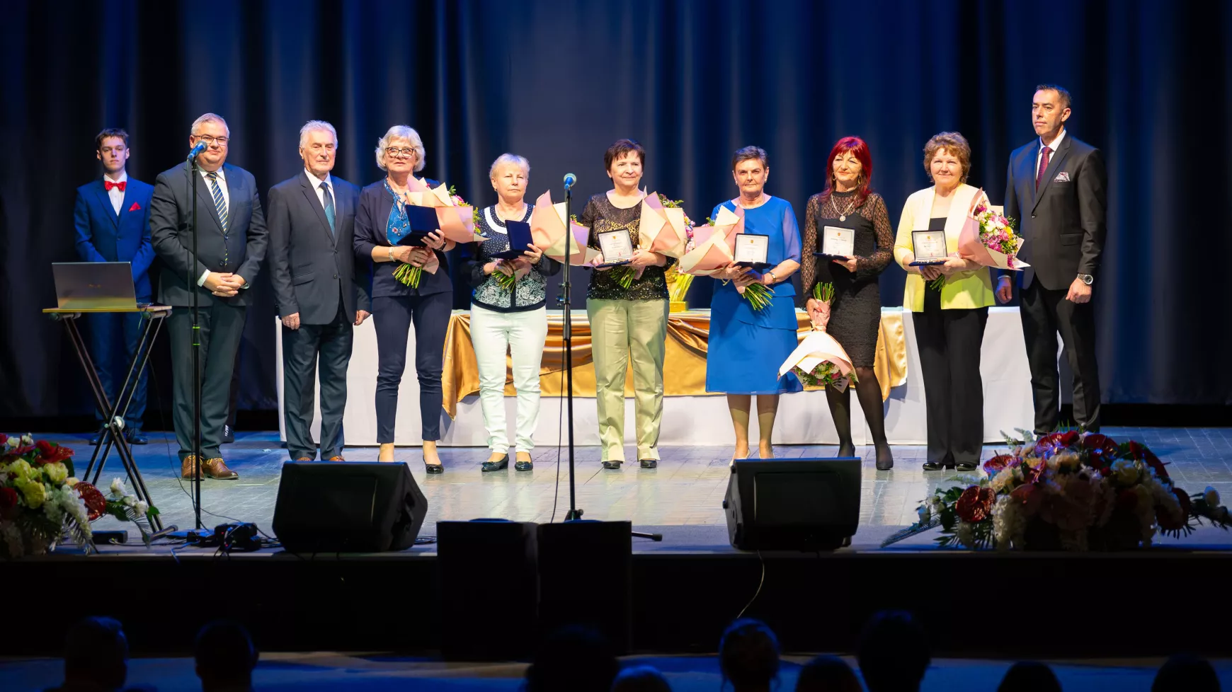 komensky-emlekermet-kapott-9-nyugdijba-vonult-pedagogus