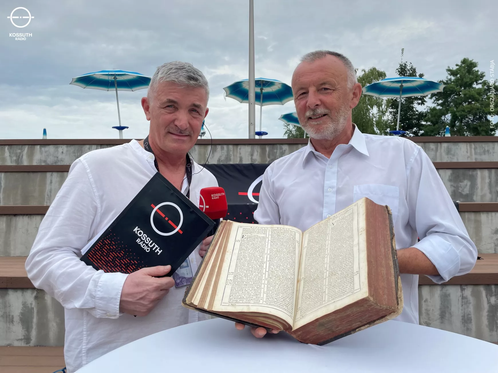 Puss Sándor atya a Bibliával
