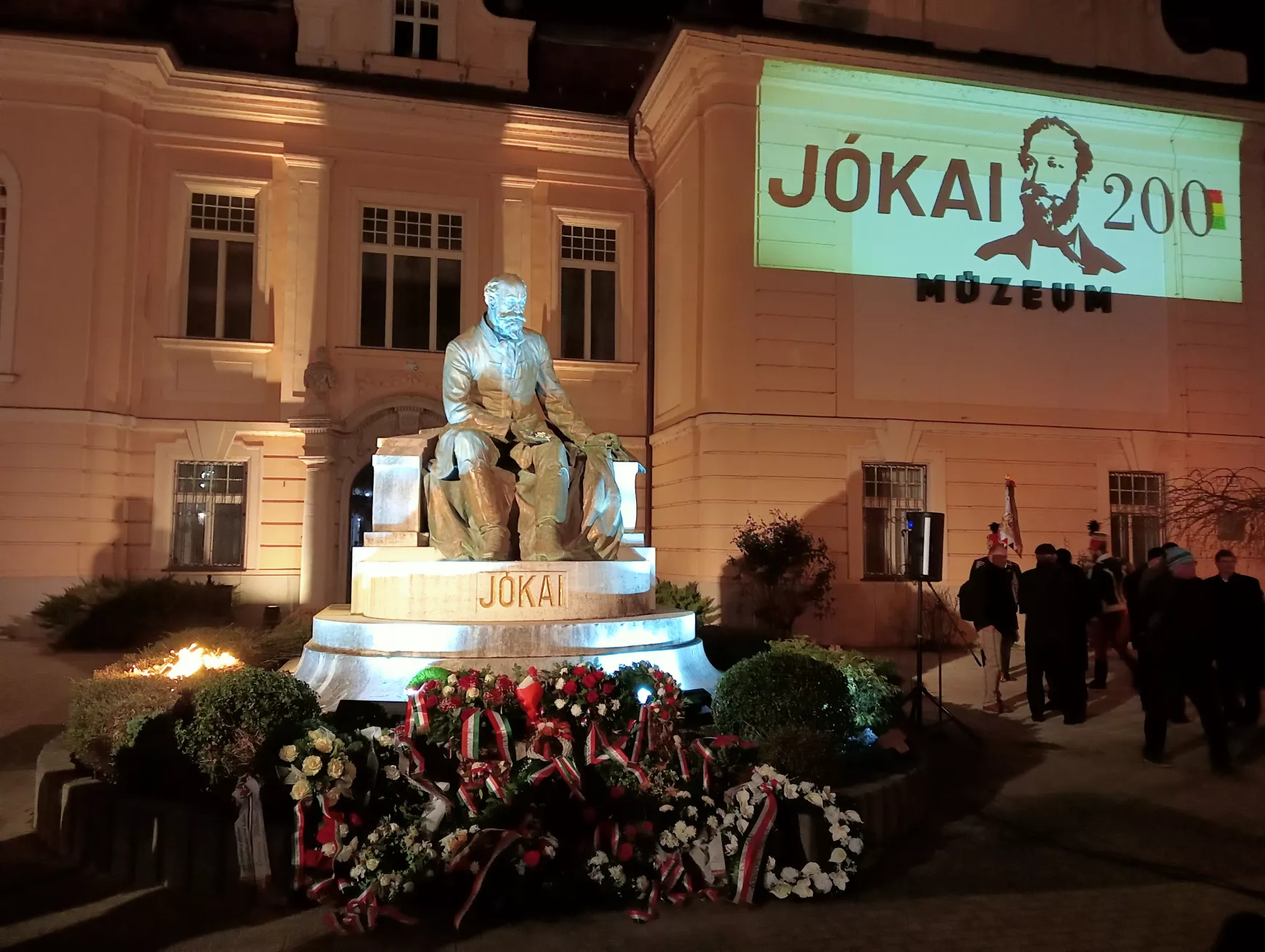 Koszorúdíszben Jókai Mór ülőszobra, Berecz Gyula alkotása.
