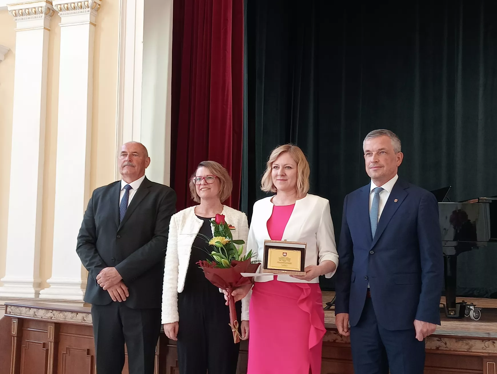 Emlékplakettel köszönték meg a legjobb pedagógusok munkáját Komáromban – KÉPEKKEL