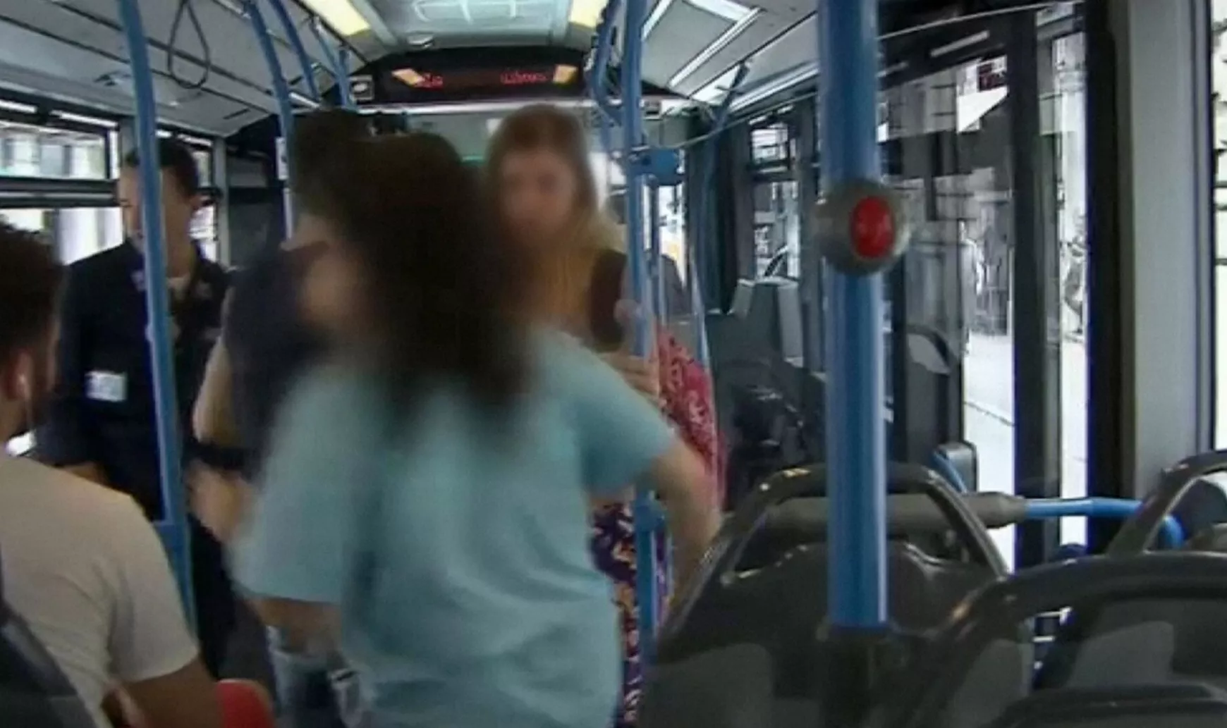 Megtámadott két muszlim nő egy olasz nőt egy cremonai buszon - Il Giorno