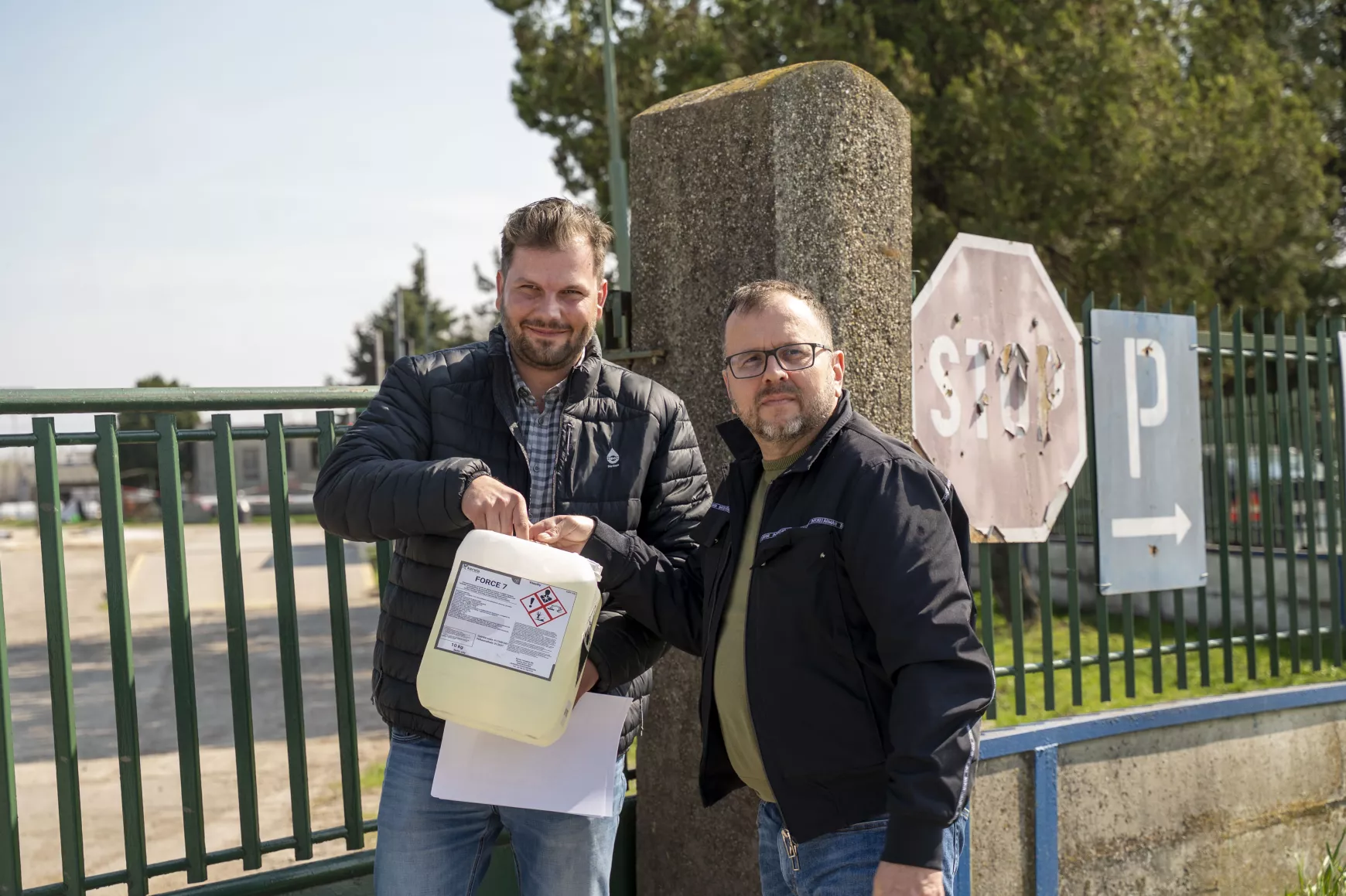Őry Péter fertőtlenítő koncentrátumot ad át a szövetkezet egyik vezetőjének, Őry Árpádnak